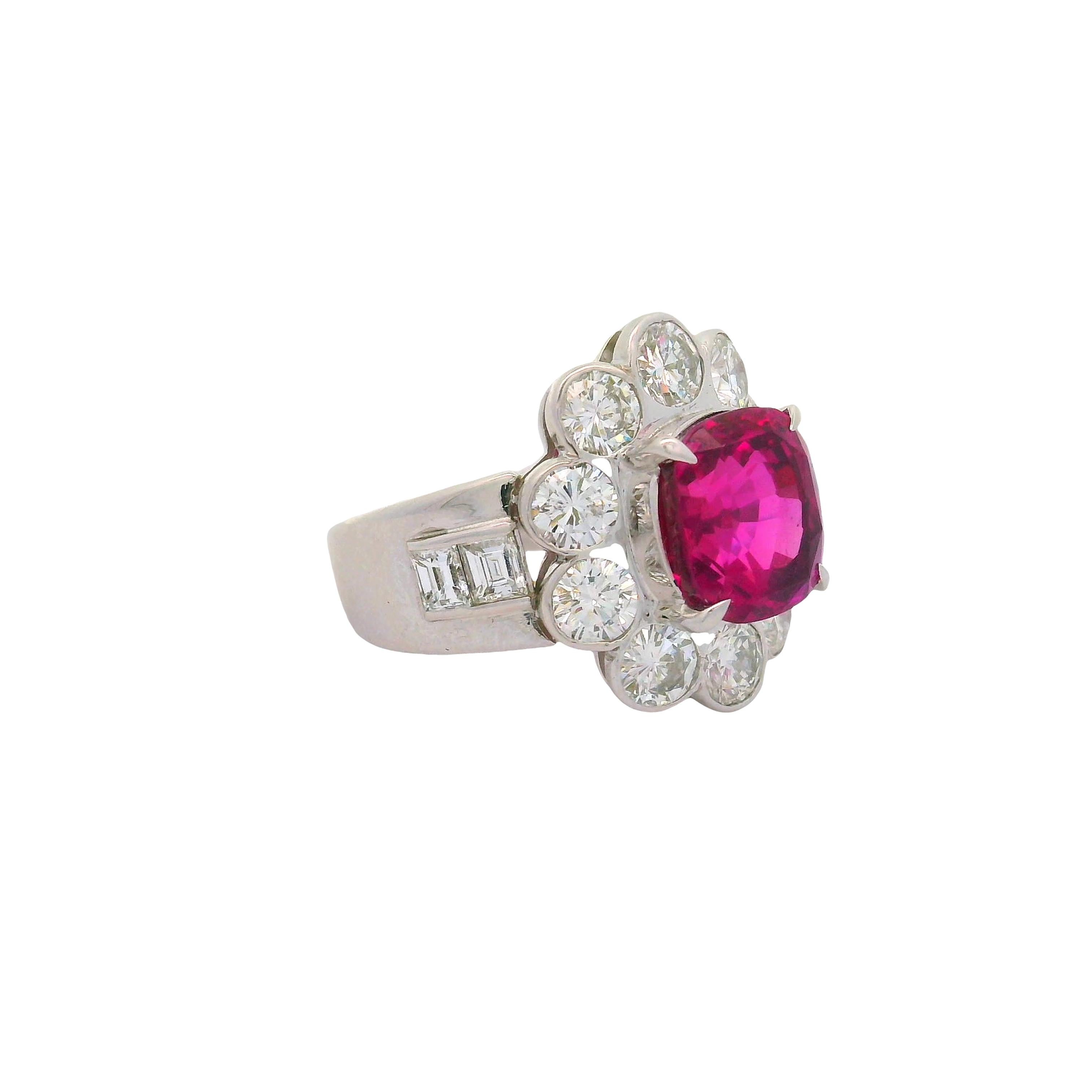 Taille coussin Bague en platine avec diamant Ceylan Ruby de 5,32 carats, certifié GIA en vente