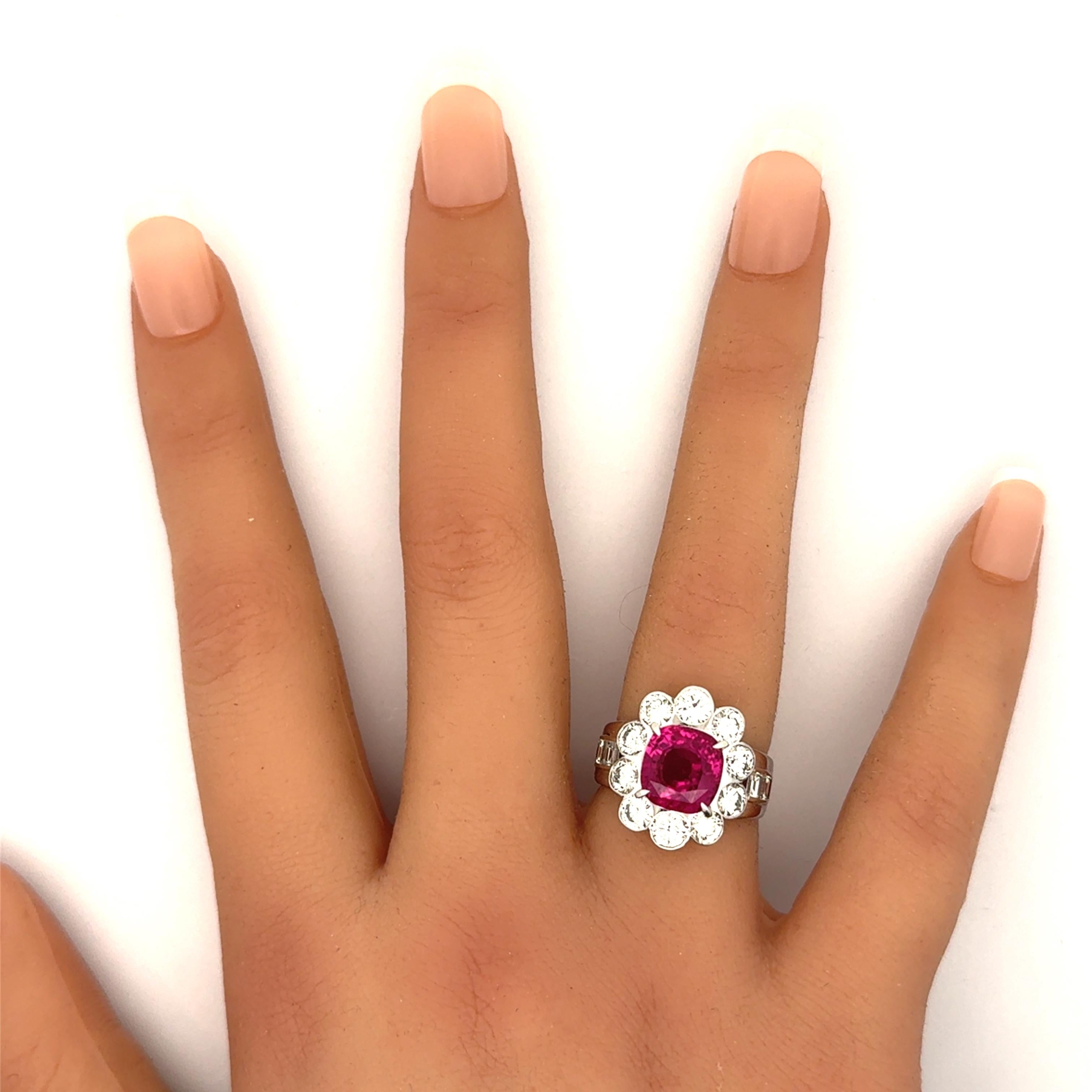 Bague en platine avec diamant Ceylan Ruby de 5,32 carats, certifié GIA Pour femmes en vente