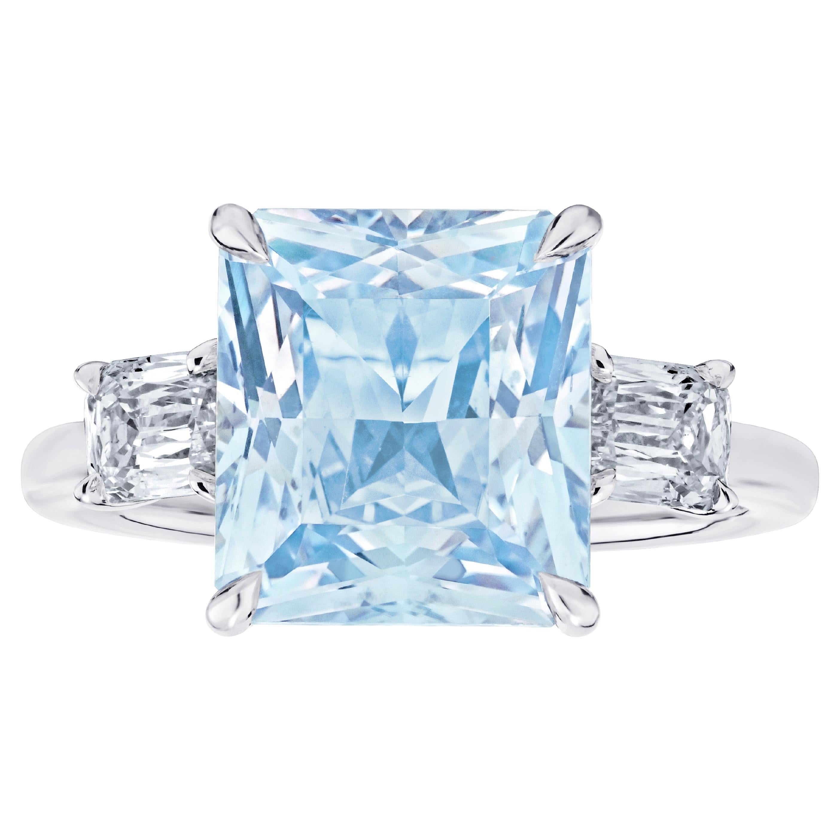 Bague en platine avec saphir naturel bleu clair taille radiant de 5,32 carats et diamants