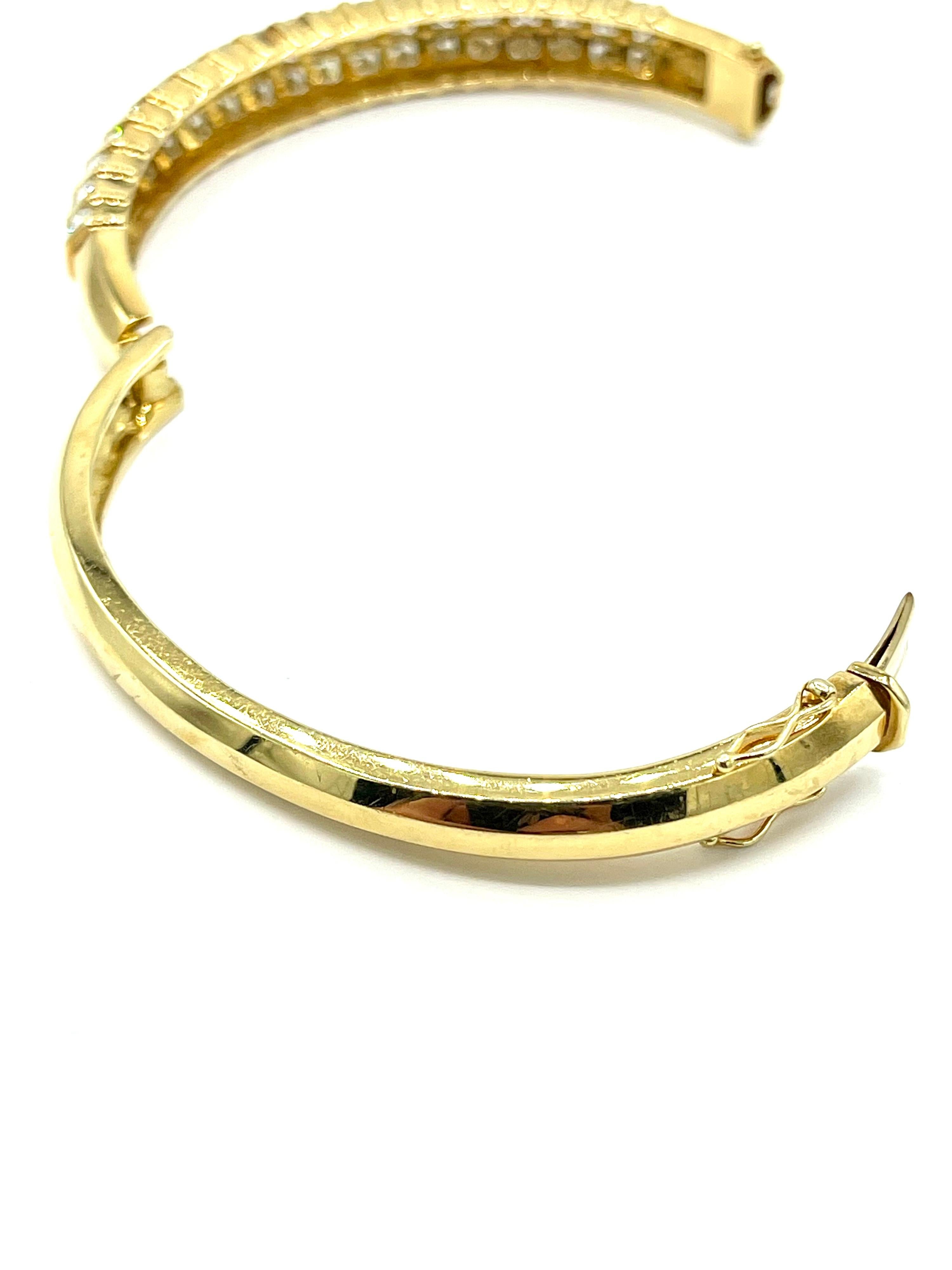 5.32 Carat Round Brilliant Diamond Yellow Gold Bangle Bracelet For Sale 1