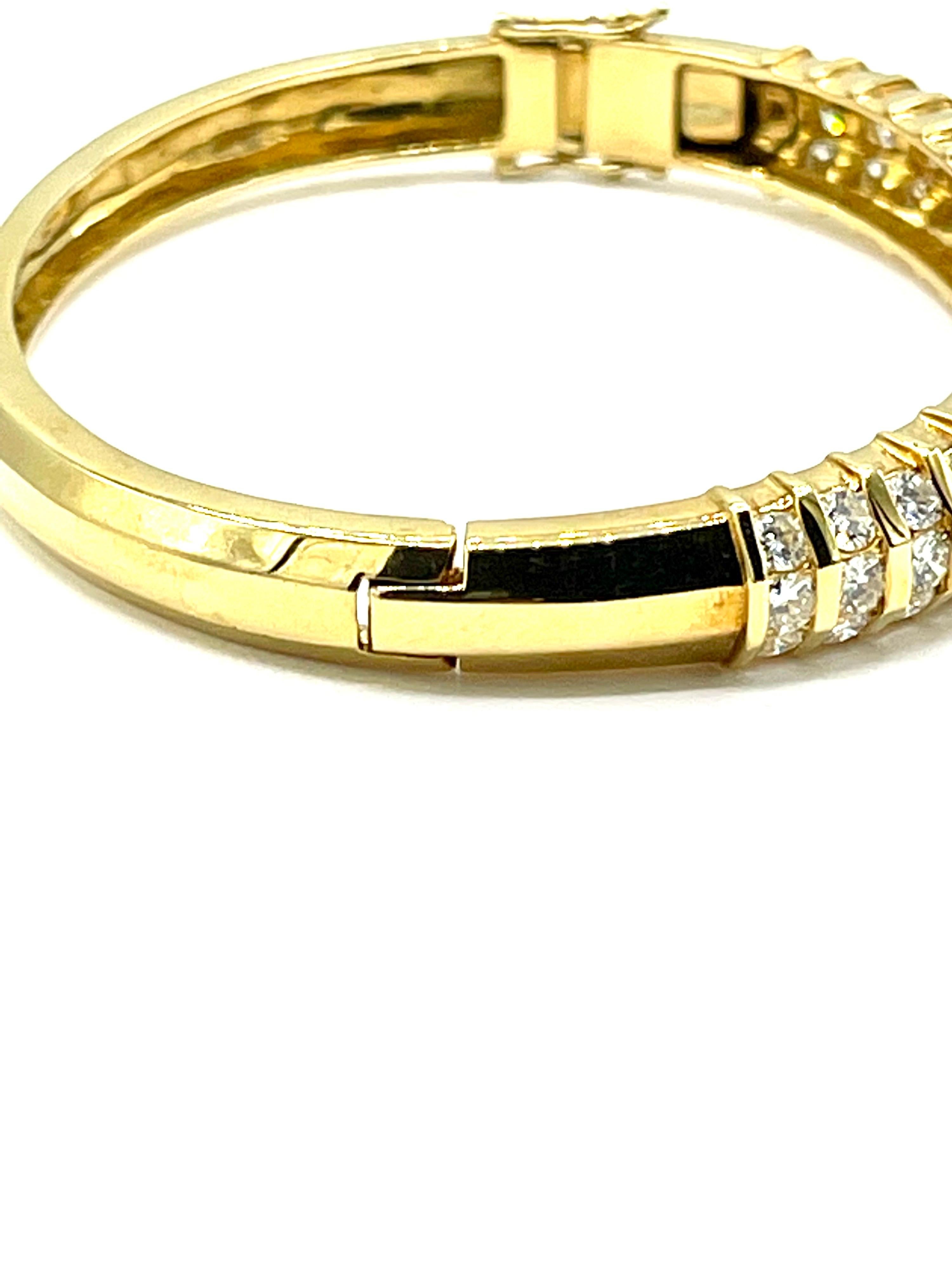 Women's or Men's 5.32 Carat Round Brilliant Diamond Yellow Gold Bangle Bracelet For Sale