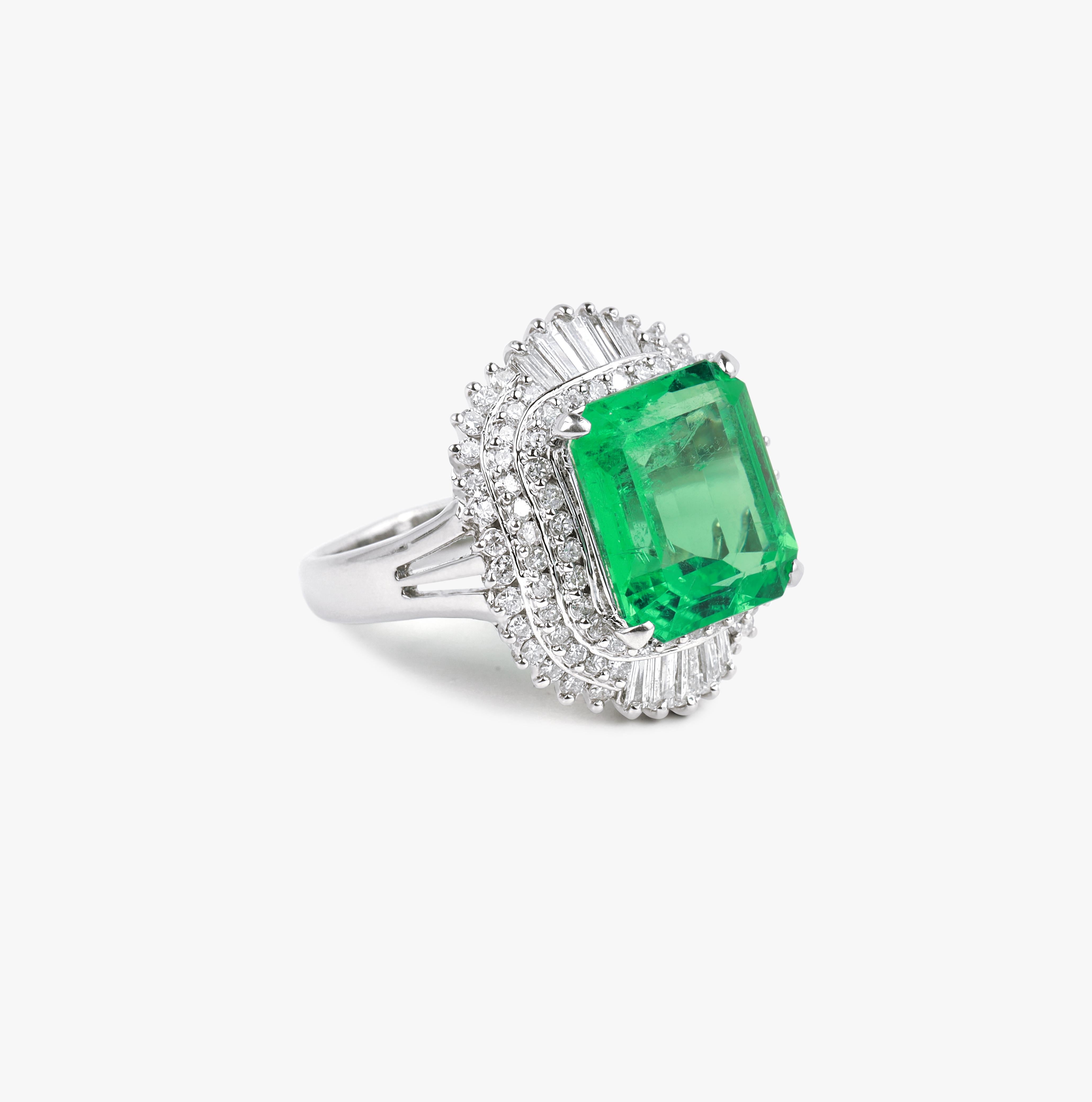 5.32 Carats Colombian Emerald Diamond IGI Certified Cocktail Ring in Platinum In Good Condition For Sale In Jaipur, RJ
