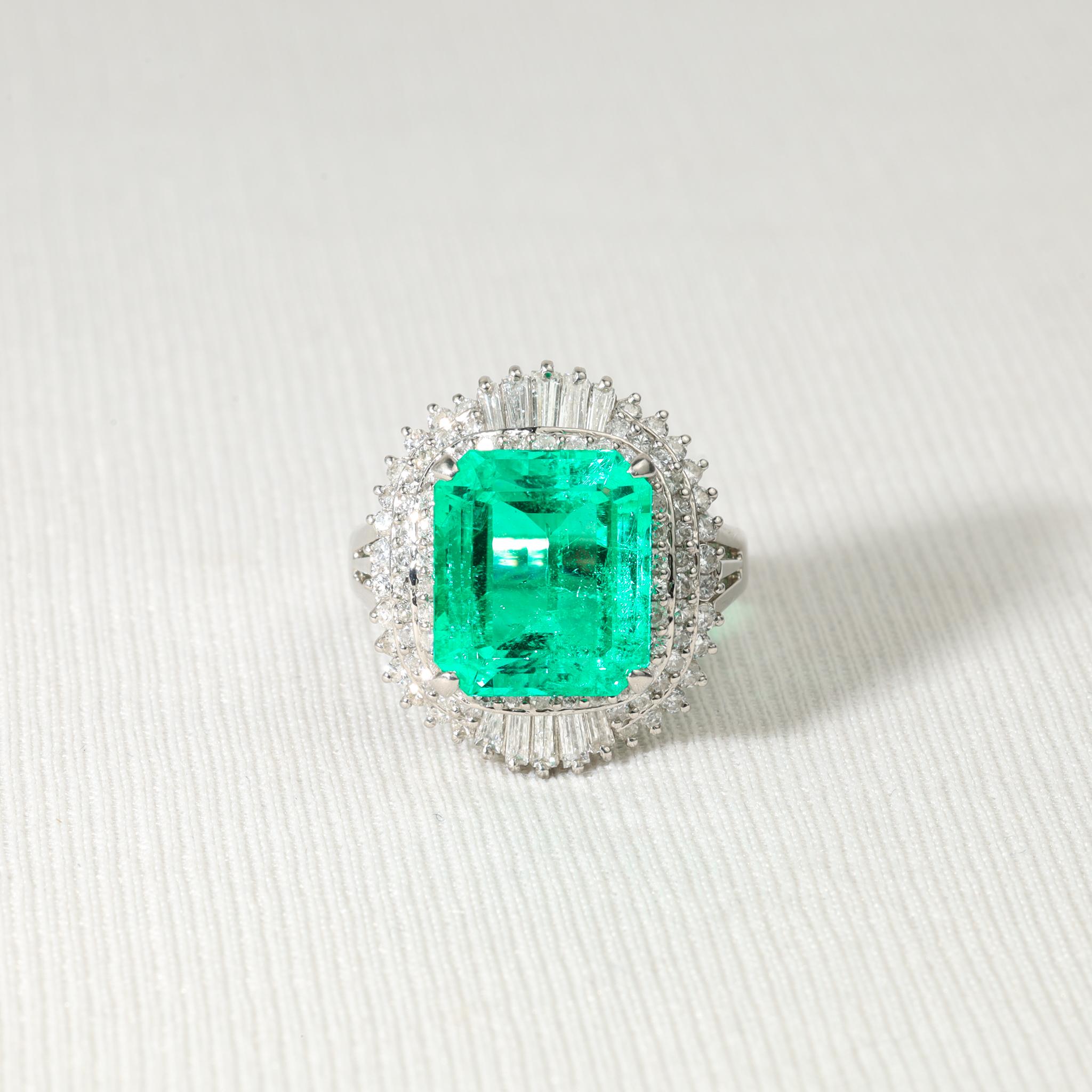 5.32 Carats Colombian Emerald Diamond IGI Certified Cocktail Ring in Platinum For Sale 1