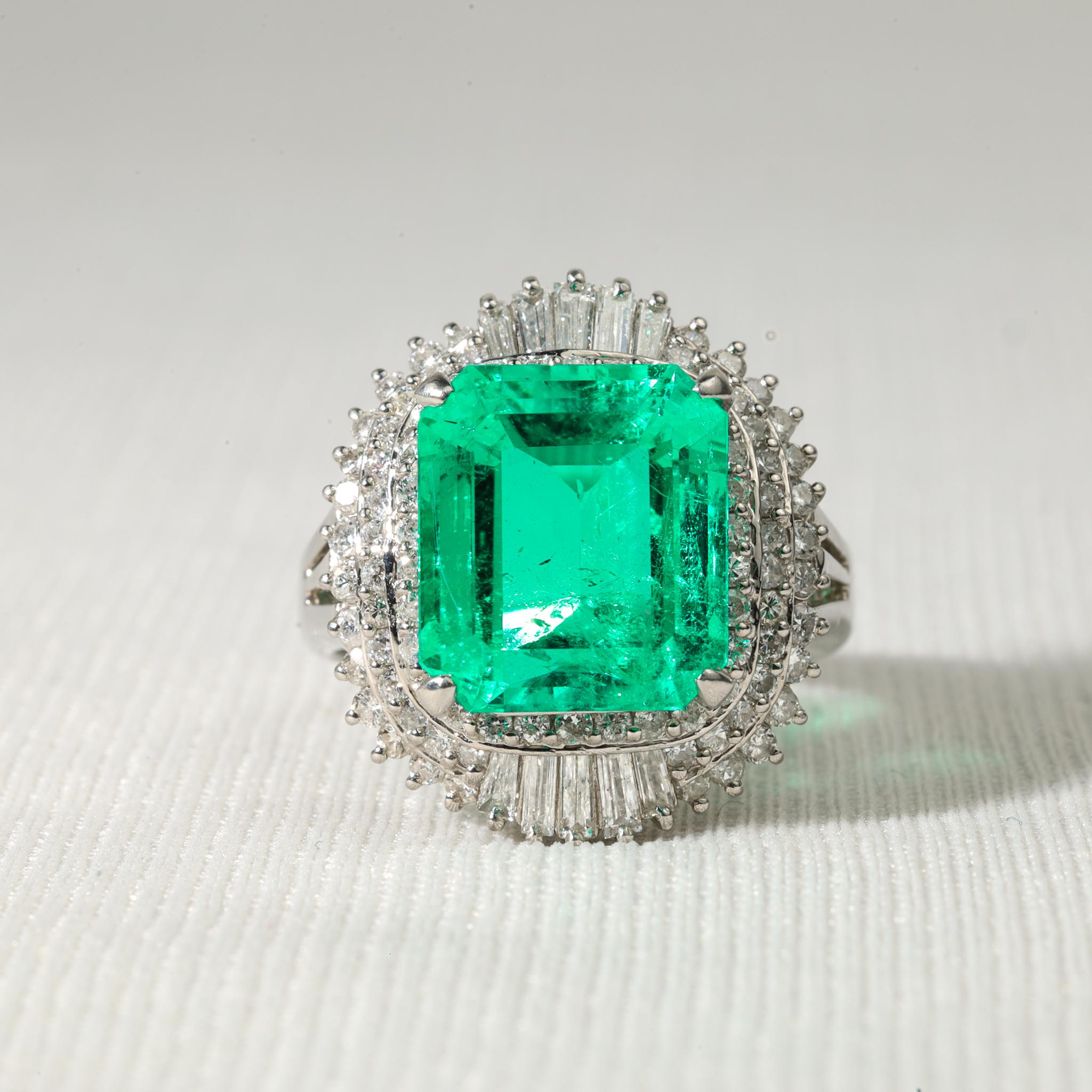 5.32 Carats Colombian Emerald Diamond IGI Certified Cocktail Ring in Platinum For Sale 3