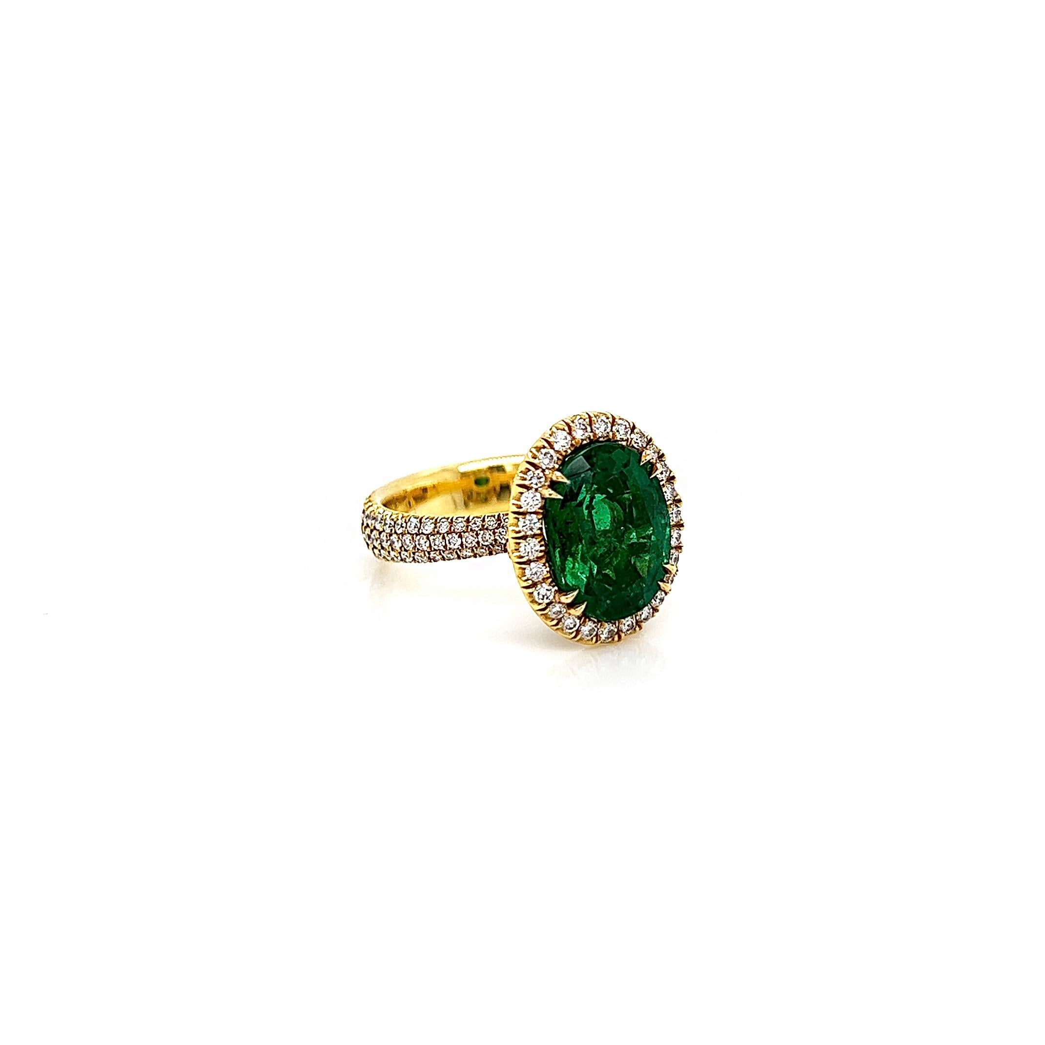 Diamant 5,32 Gesamtkarat Smaragd und Diamant Halo Pave-Set Damenring, GIA (Ovalschliff) im Angebot