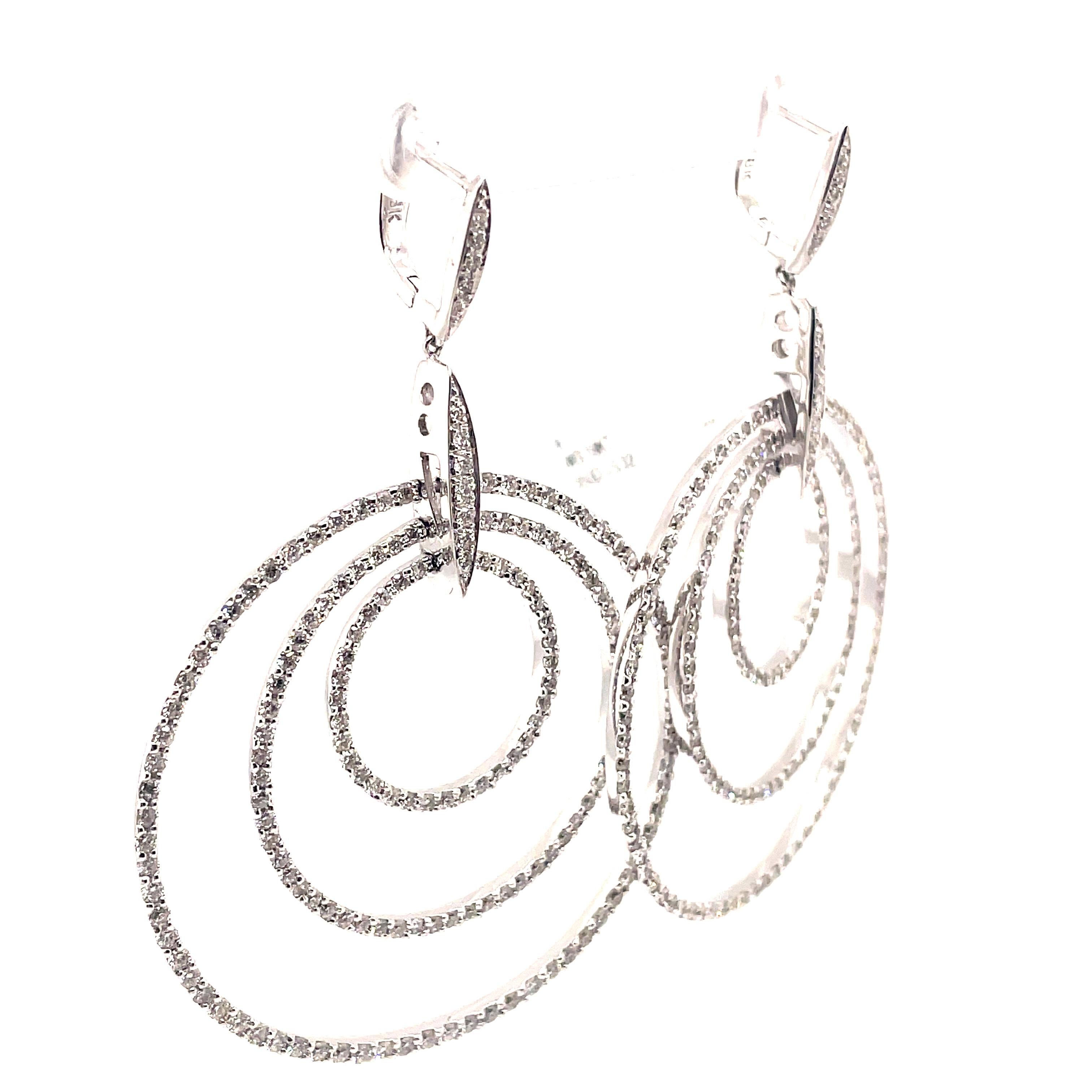 Contemporain Boucles d'oreilles chandelier en or blanc 18 carats avec diamants ronds de 5,32 carats en vente