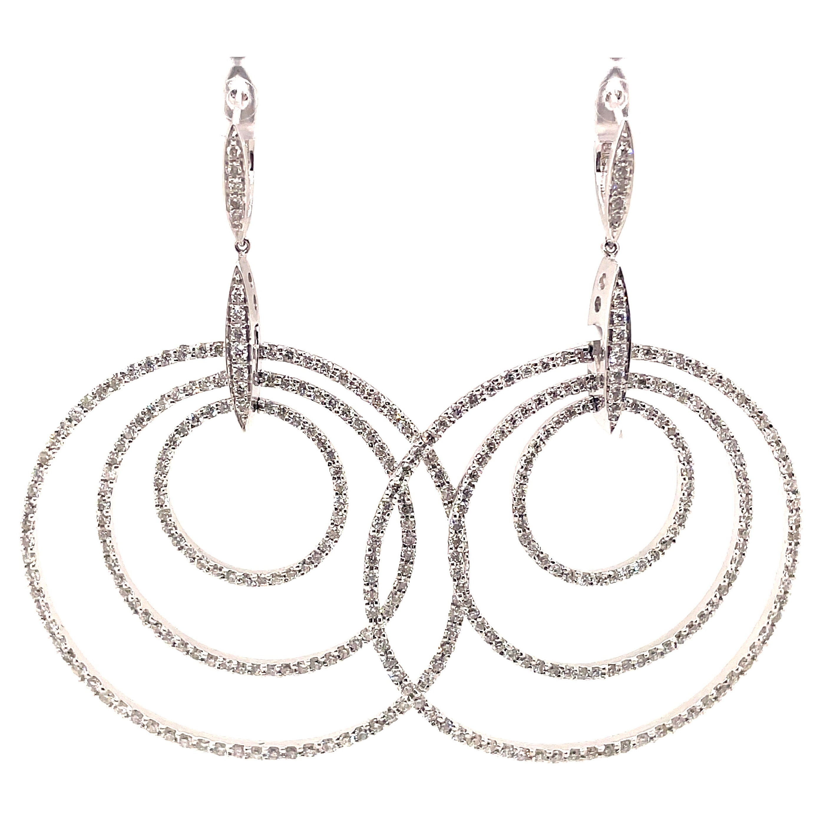 Boucles d'oreilles chandelier en or blanc 18 carats avec diamants ronds de 5,32 carats en vente