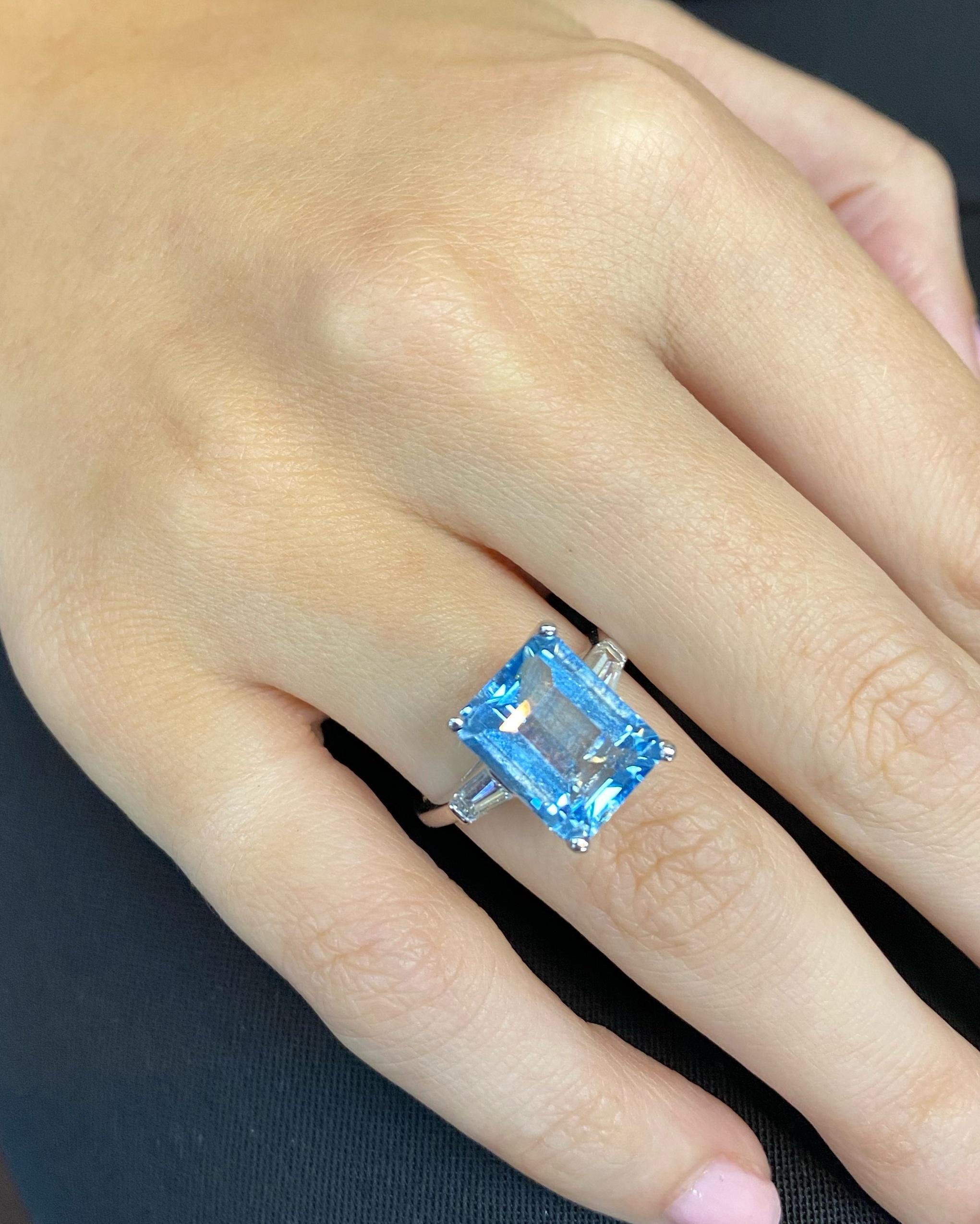 5.33 Carat Aquamarine Classic Diamond Platinum Ring In Excellent Condition For Sale In New York, NY