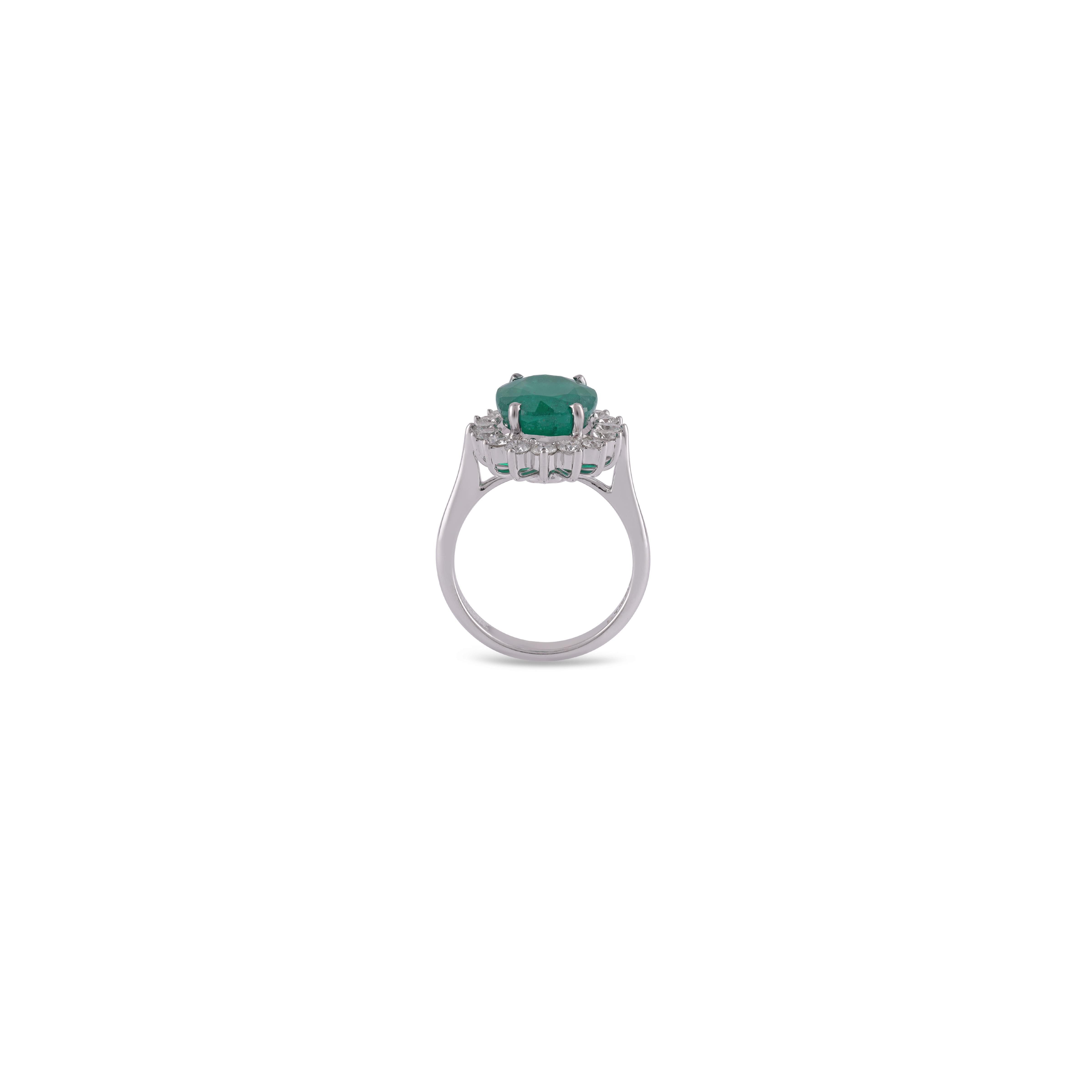 Contemporary 5.33 Carat Clear Zambian Emerald & Diamond Cluster Ring in 18K White  Gold For Sale
