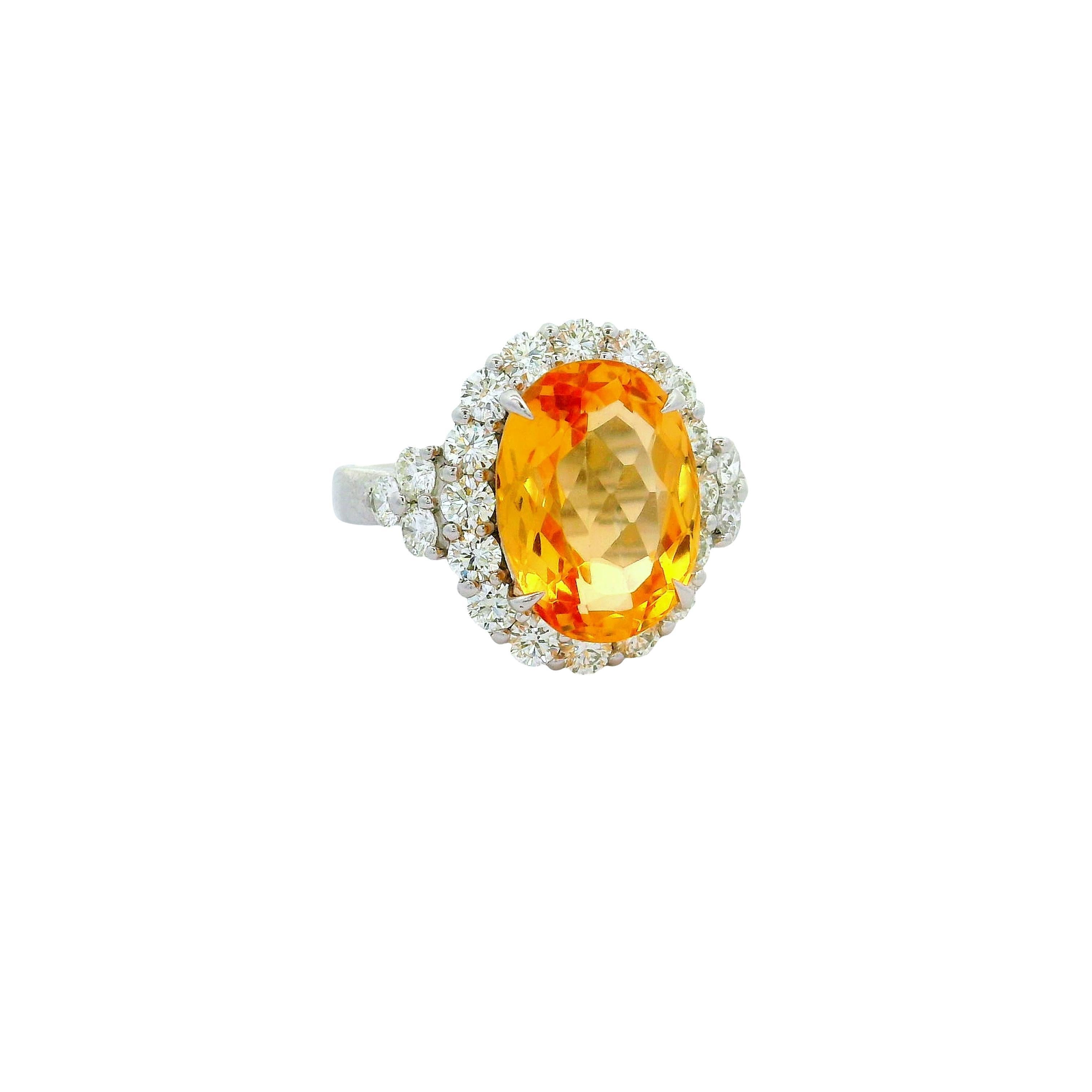 Uno squisito topazio Eleg, del peso di 5,33 carati, costituisce il centro di questo elegante anello. Il taglio ovale del topazio esalta la sua vibrante tonalità arancione, creando un punto focale accattivante. Intorno alla gemma centrale ci sono