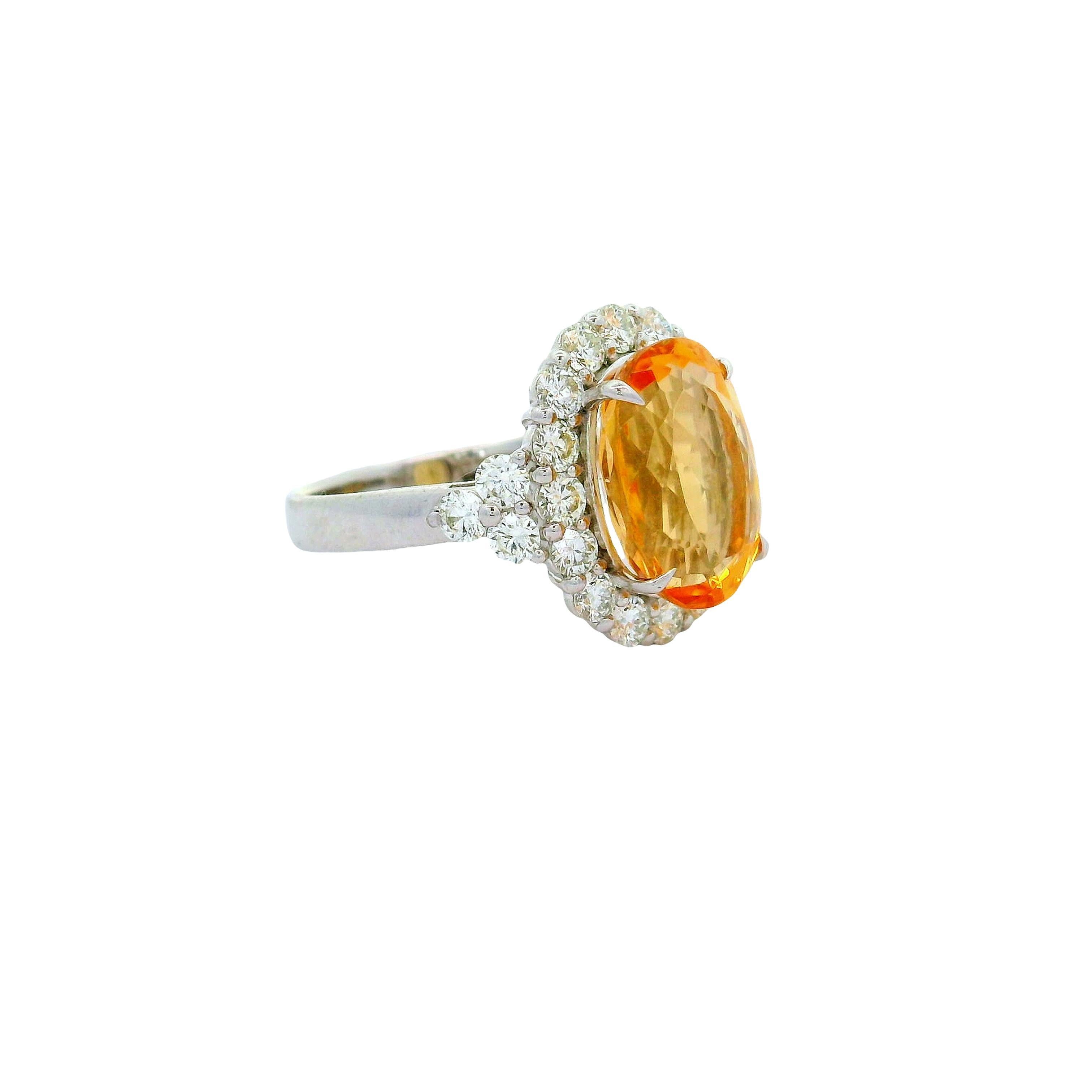 Taglio ovale Anello di platino con diamante aureolato di 5,33 carati con topazio imperiale in vendita