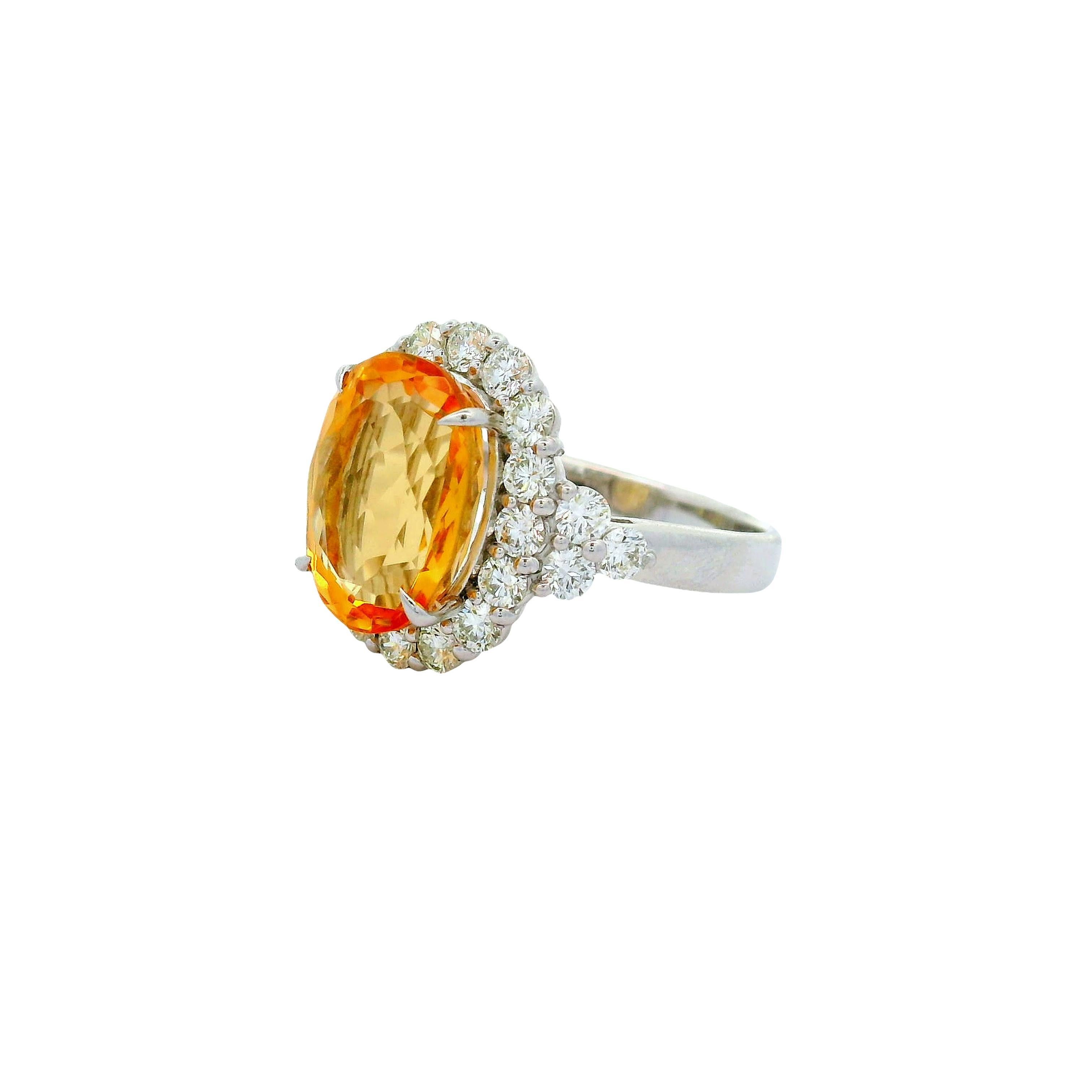 Anello di platino con diamante aureolato di 5,33 carati con topazio imperiale In condizioni ottime in vendita a Beverly Hills, CA