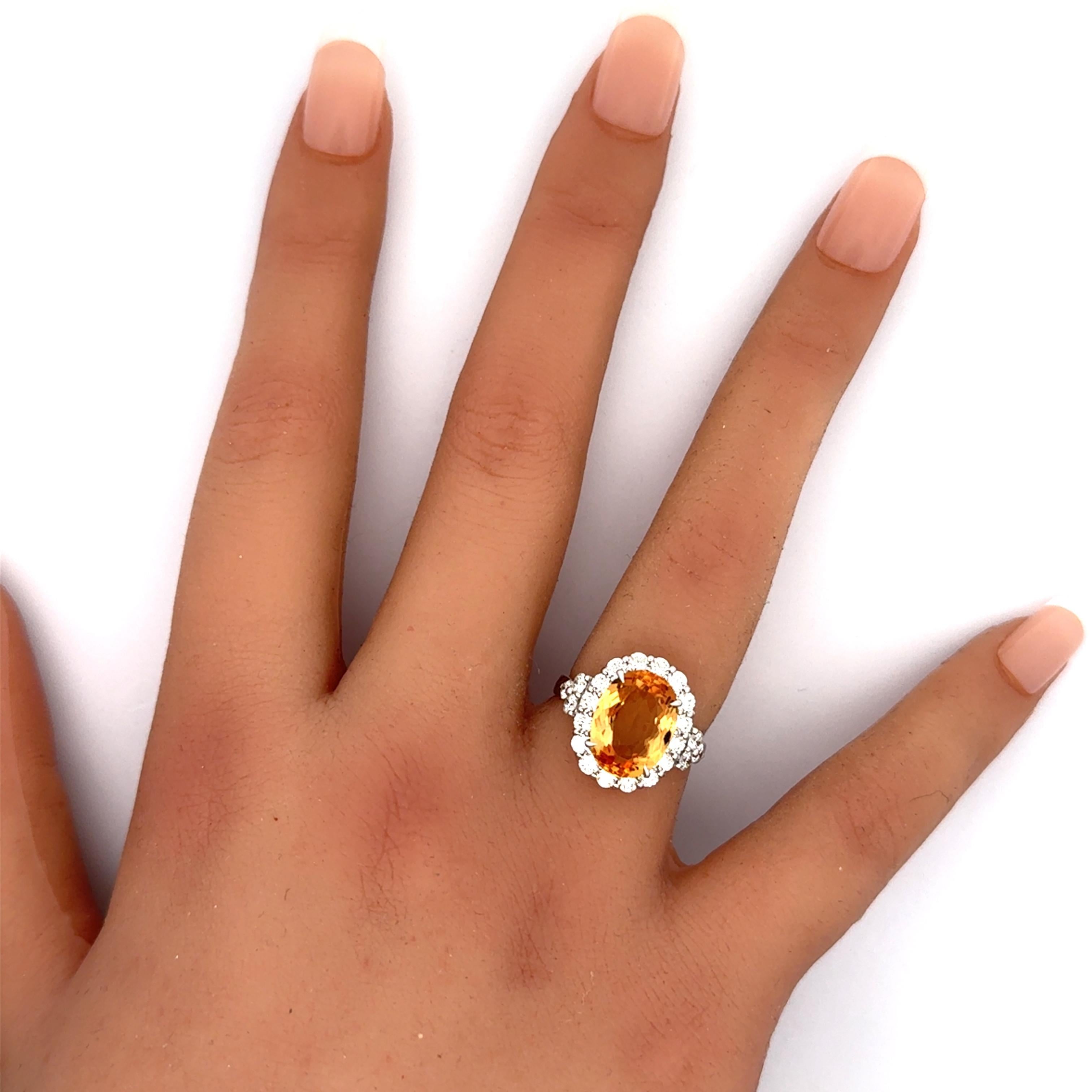 Donna Anello di platino con diamante aureolato di 5,33 carati con topazio imperiale in vendita