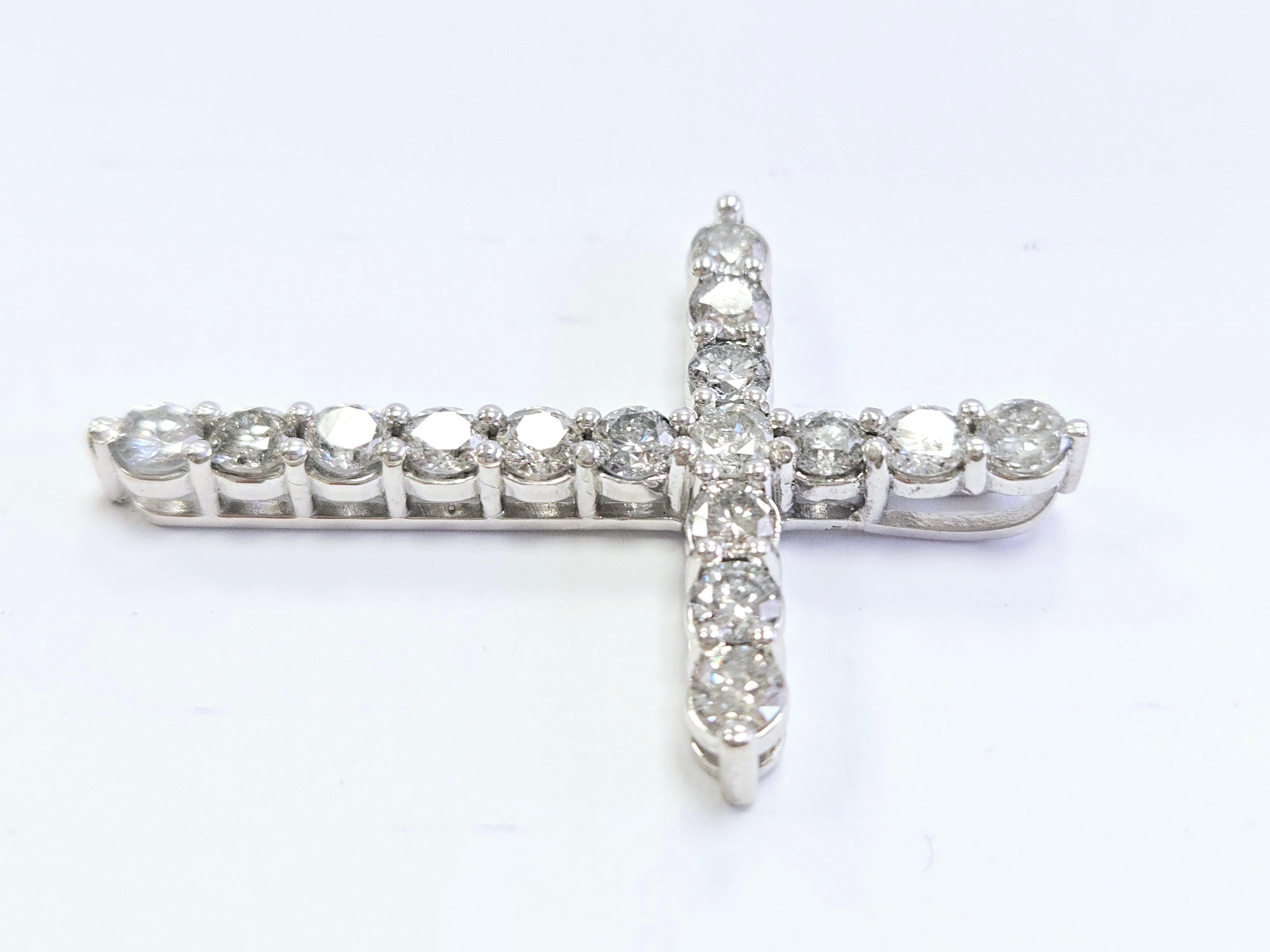 Magnifique pendentif croix en or blanc 14 carats et diamants. Un poids total de 5.33 carats de diamants ronds, très étincelants et brillants.

Matériau : Or blanc 14K

Poids total en carats : 5,33 carats

Taille du diamant : Coupe ronde, très