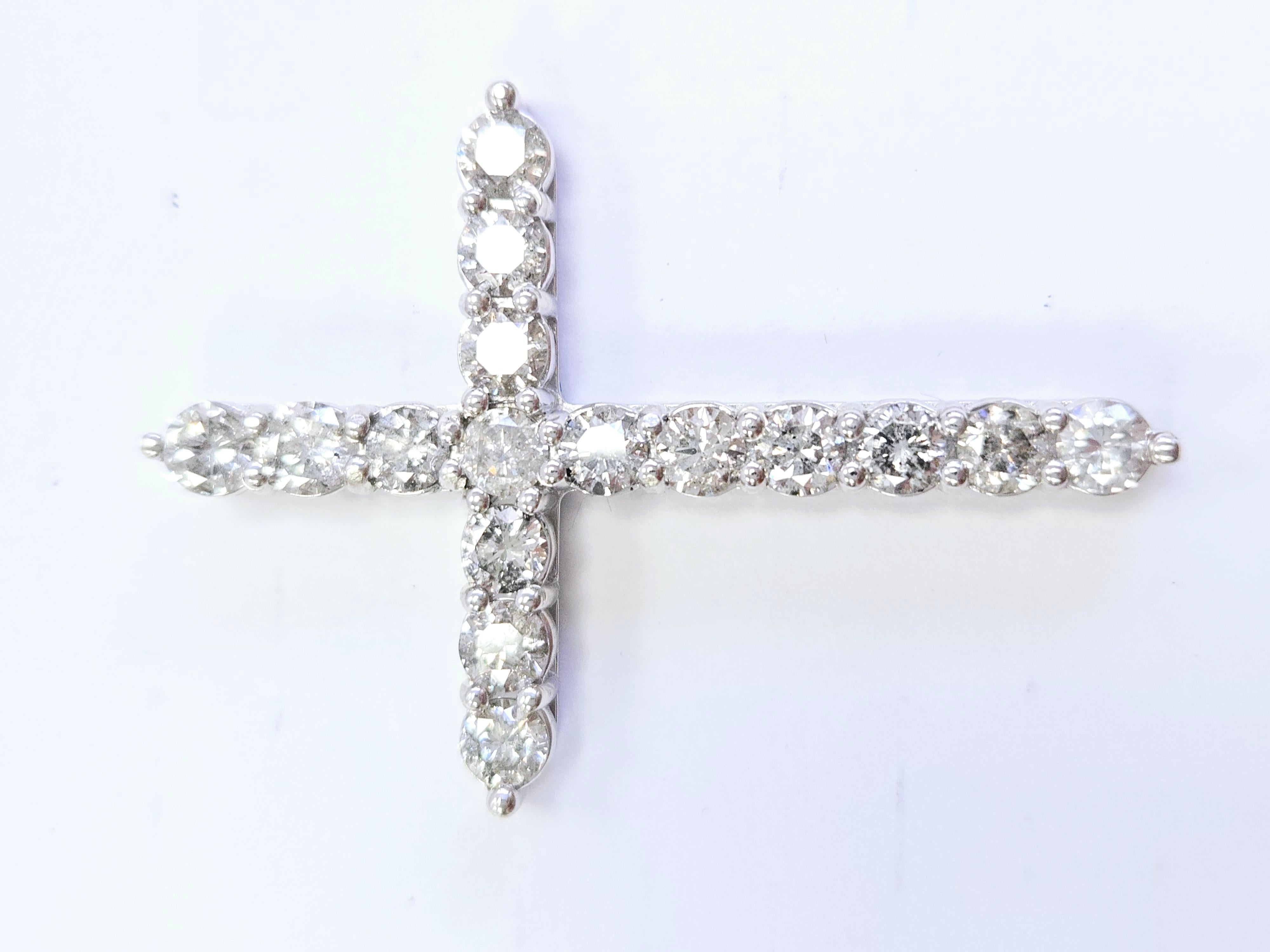 Moderne Pendentif croix en or blanc 14 carats et diamants naturels de 5,33 carats en vente