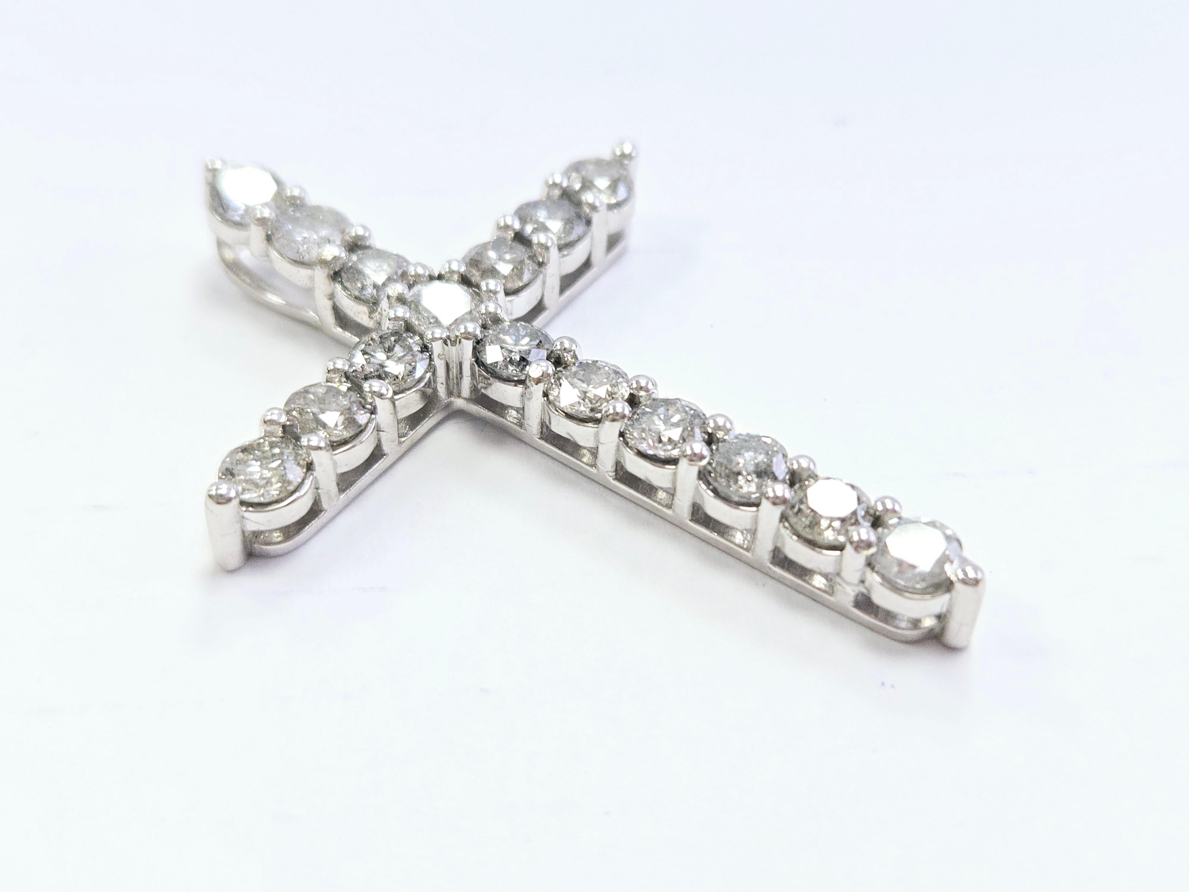 Taille ronde Pendentif croix en or blanc 14 carats et diamants naturels de 5,33 carats en vente