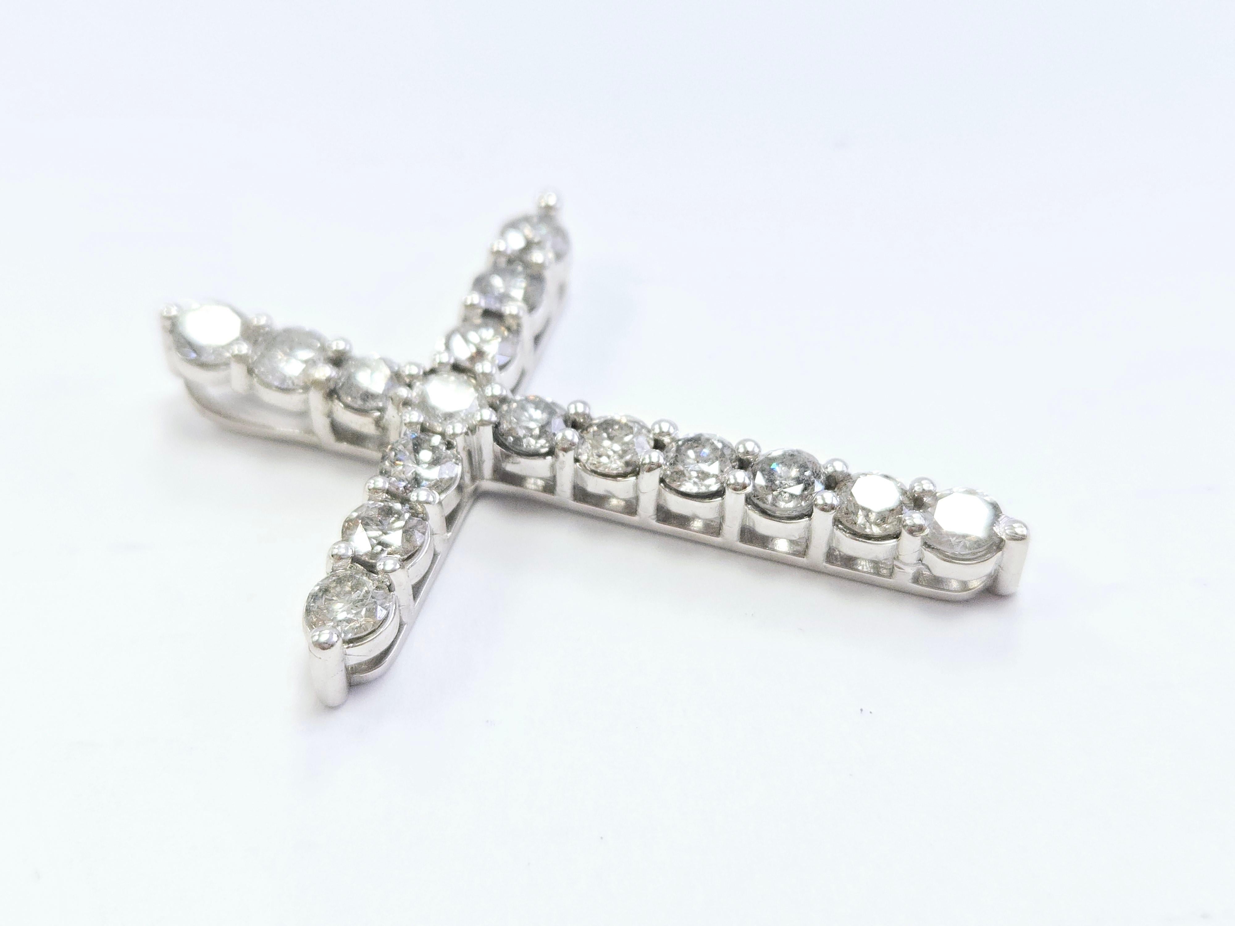 Pendentif croix en or blanc 14 carats et diamants naturels de 5,33 carats Neuf - En vente à Great Neck Plaza, NY