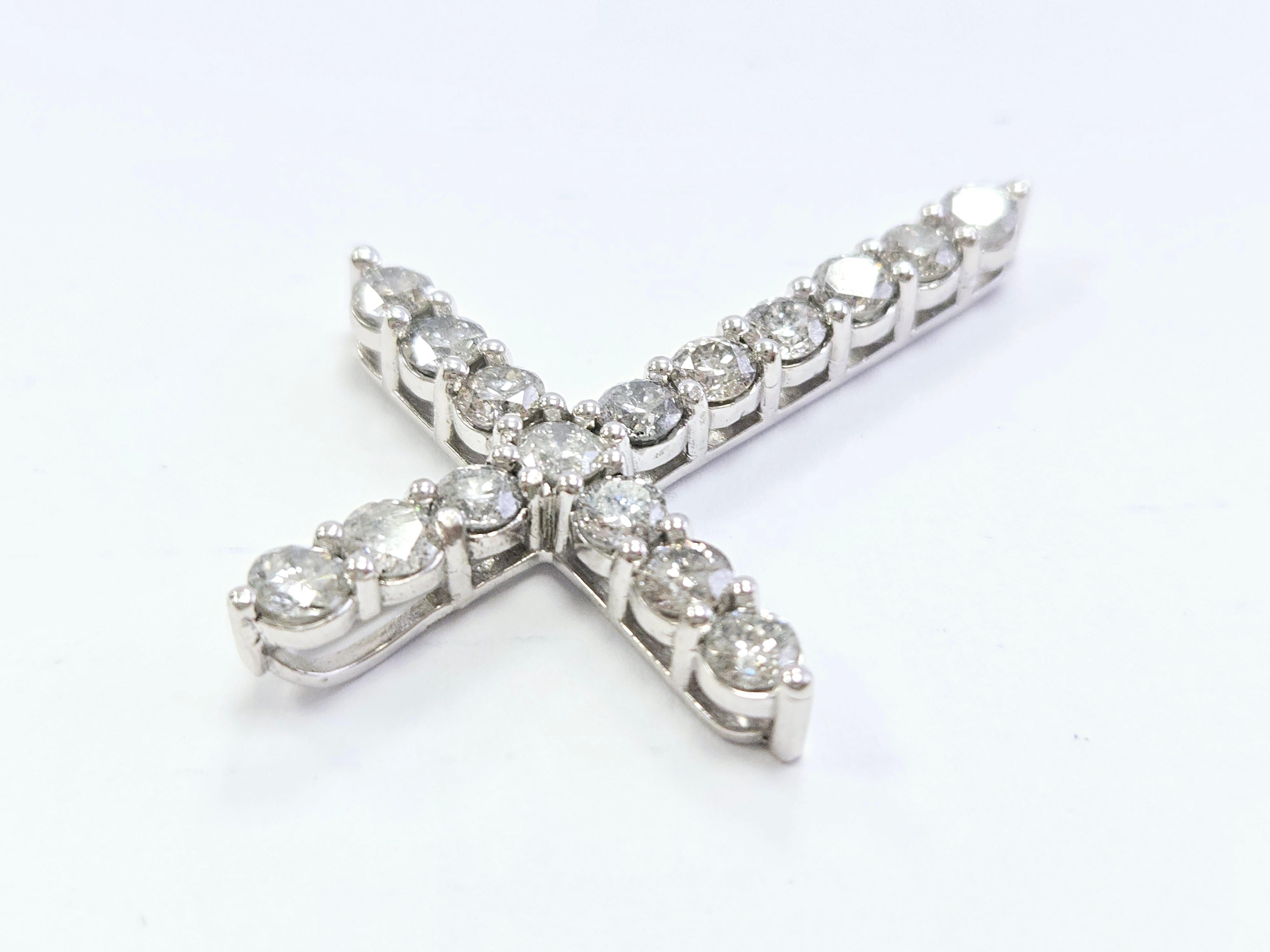 Pendentif croix en or blanc 14 carats et diamants naturels de 5,33 carats Unisexe en vente