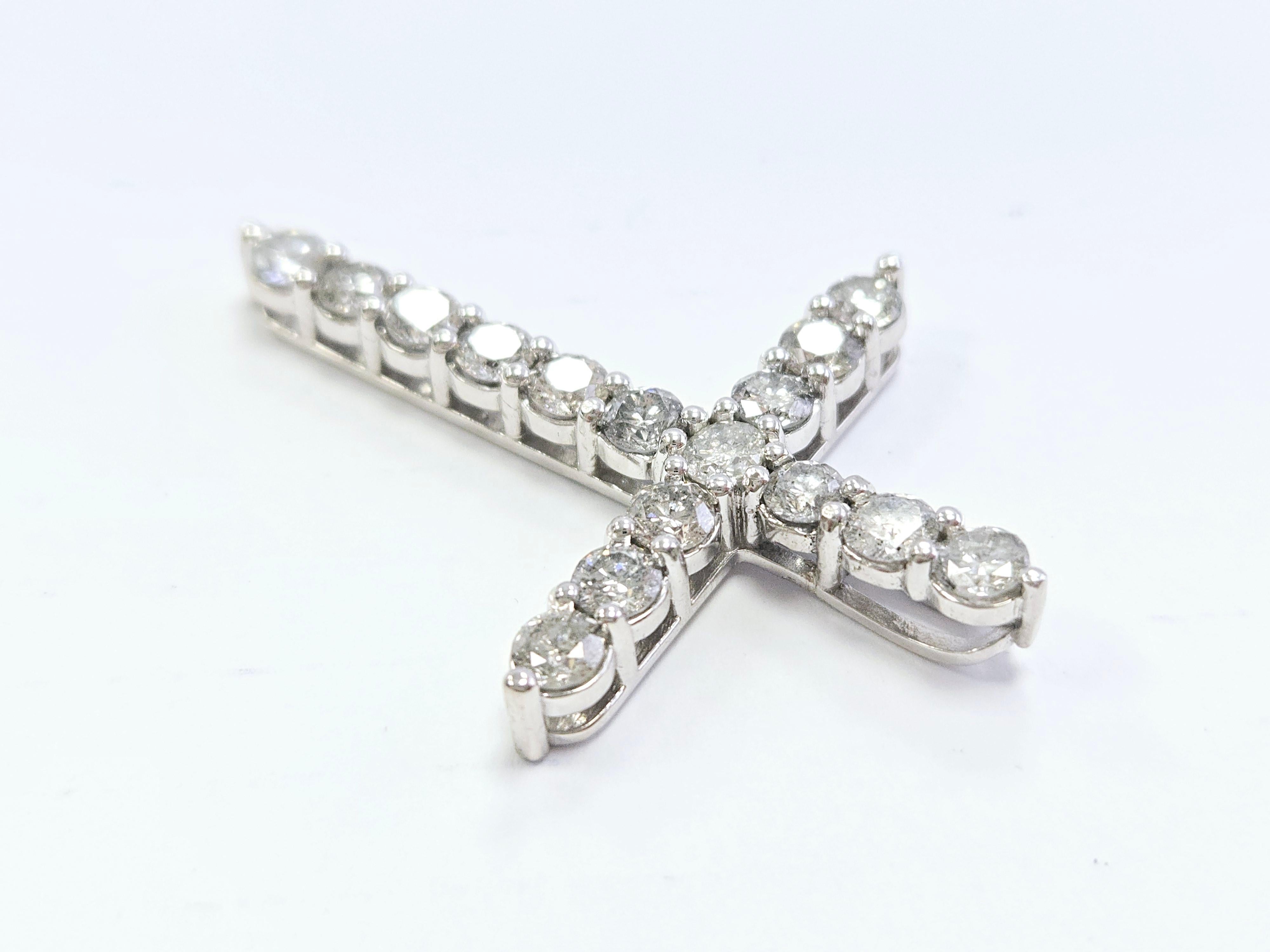 Pendentif croix en or blanc 14 carats et diamants naturels de 5,33 carats en vente 1