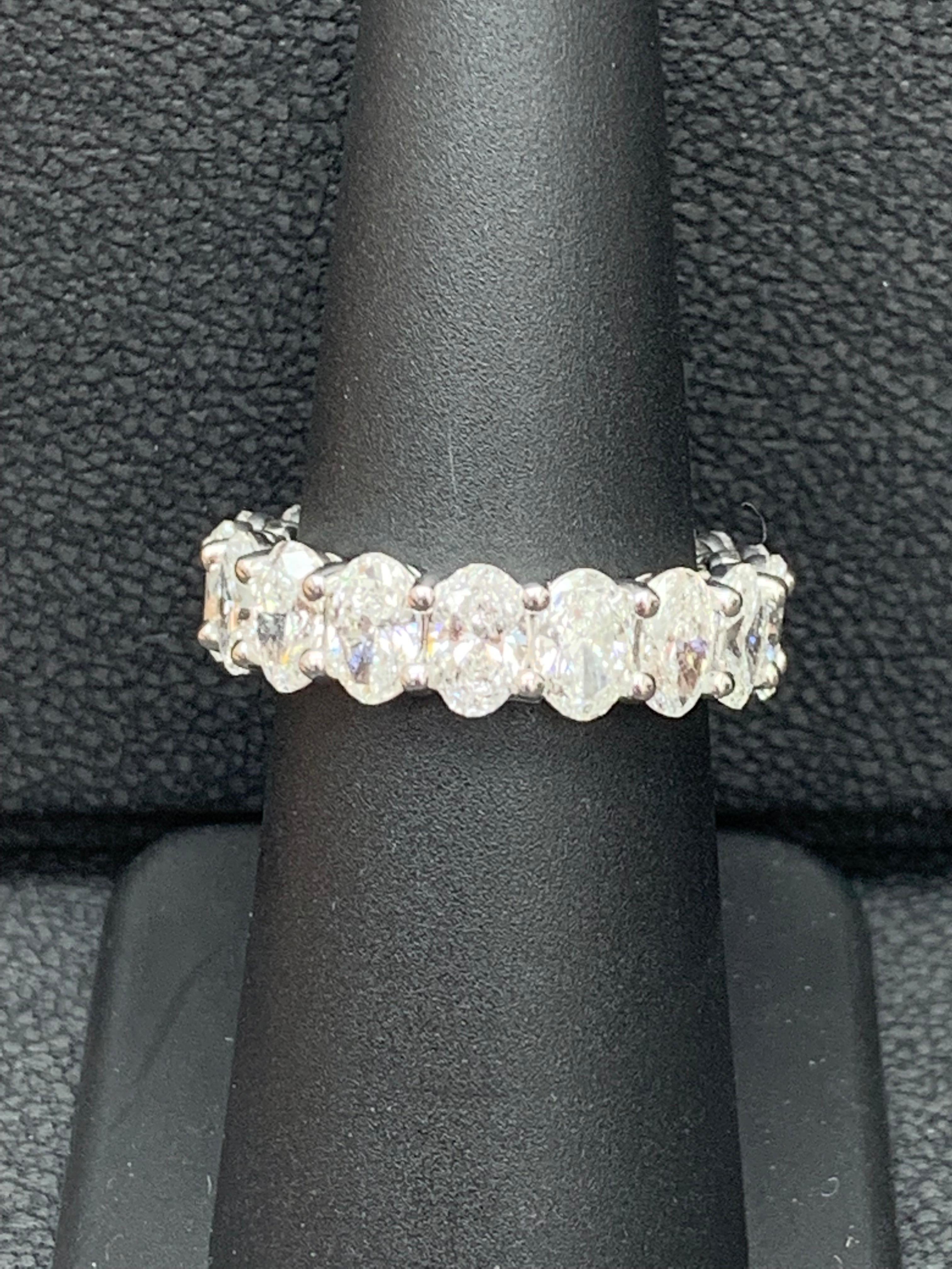 Alliance d'éternité en or blanc 14 carats avec diamants taille ovale de 5,33 carats en vente 4