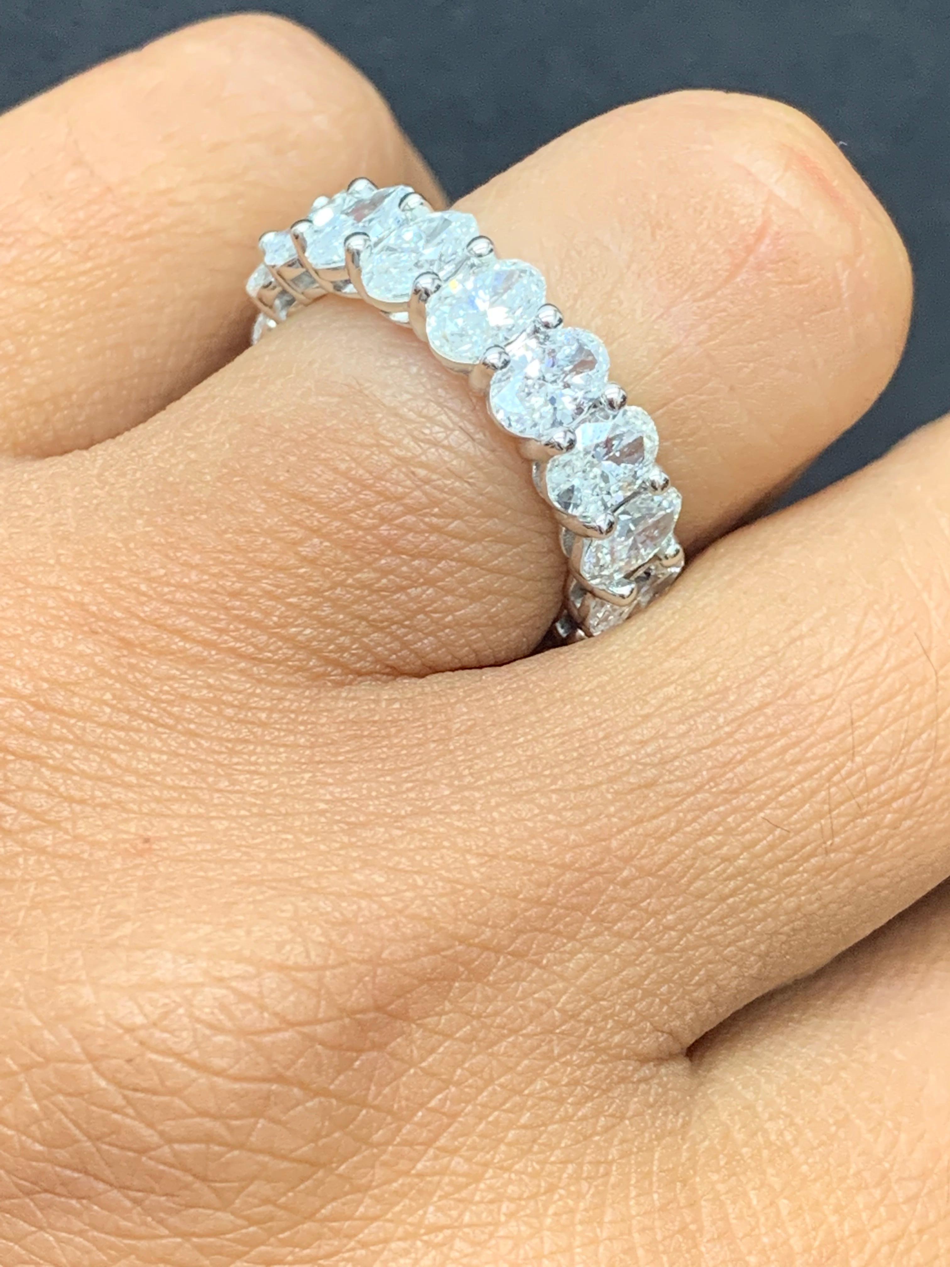Alianza de Diamante Eternidad talla oval de 5,33 quilates en Oro Blanco de 14 quilates en Nuevo estado para la venta en NEW YORK, NY