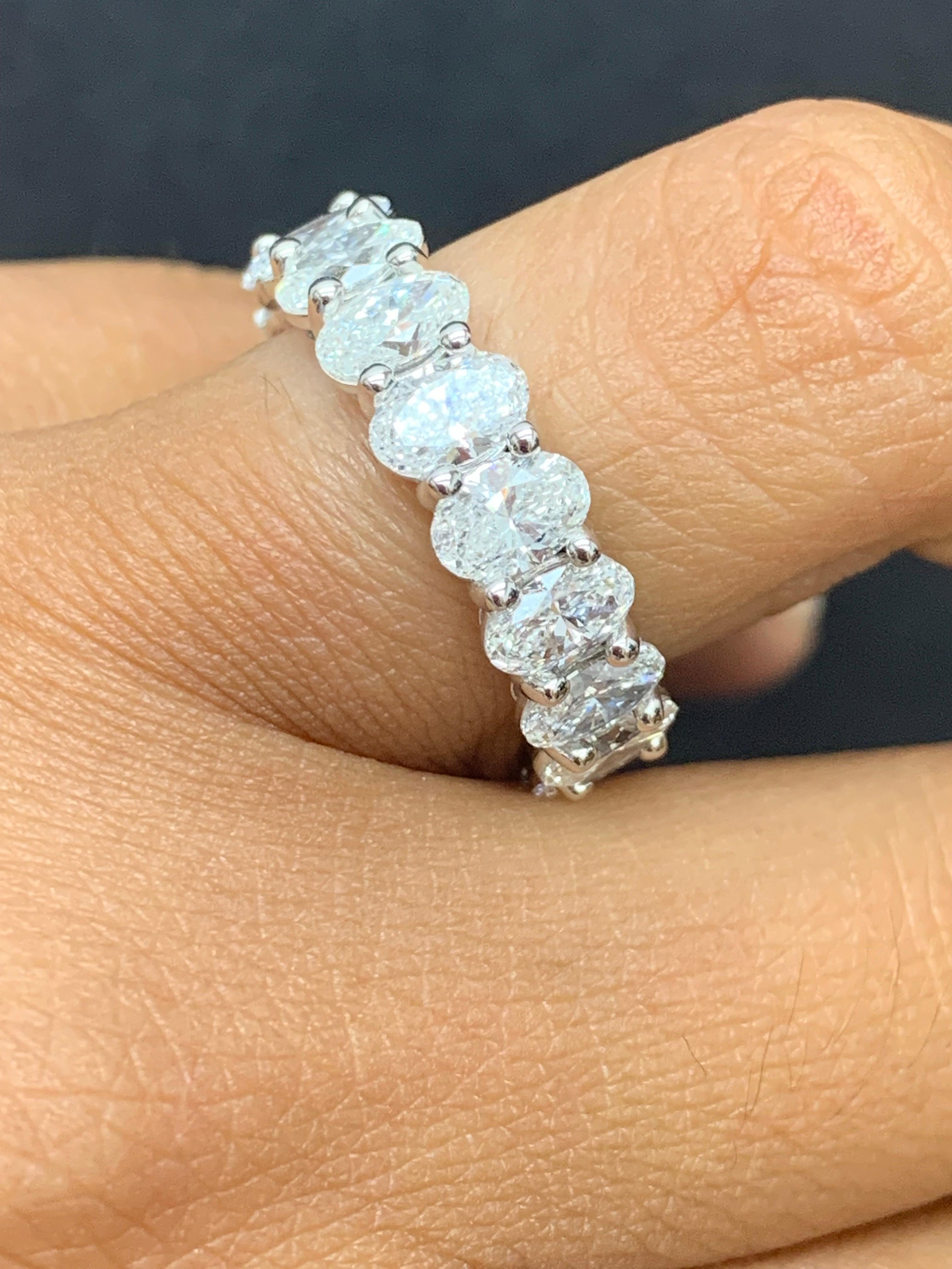 Alliance d'éternité en or blanc 14 carats avec diamants taille ovale de 5,33 carats en vente 1