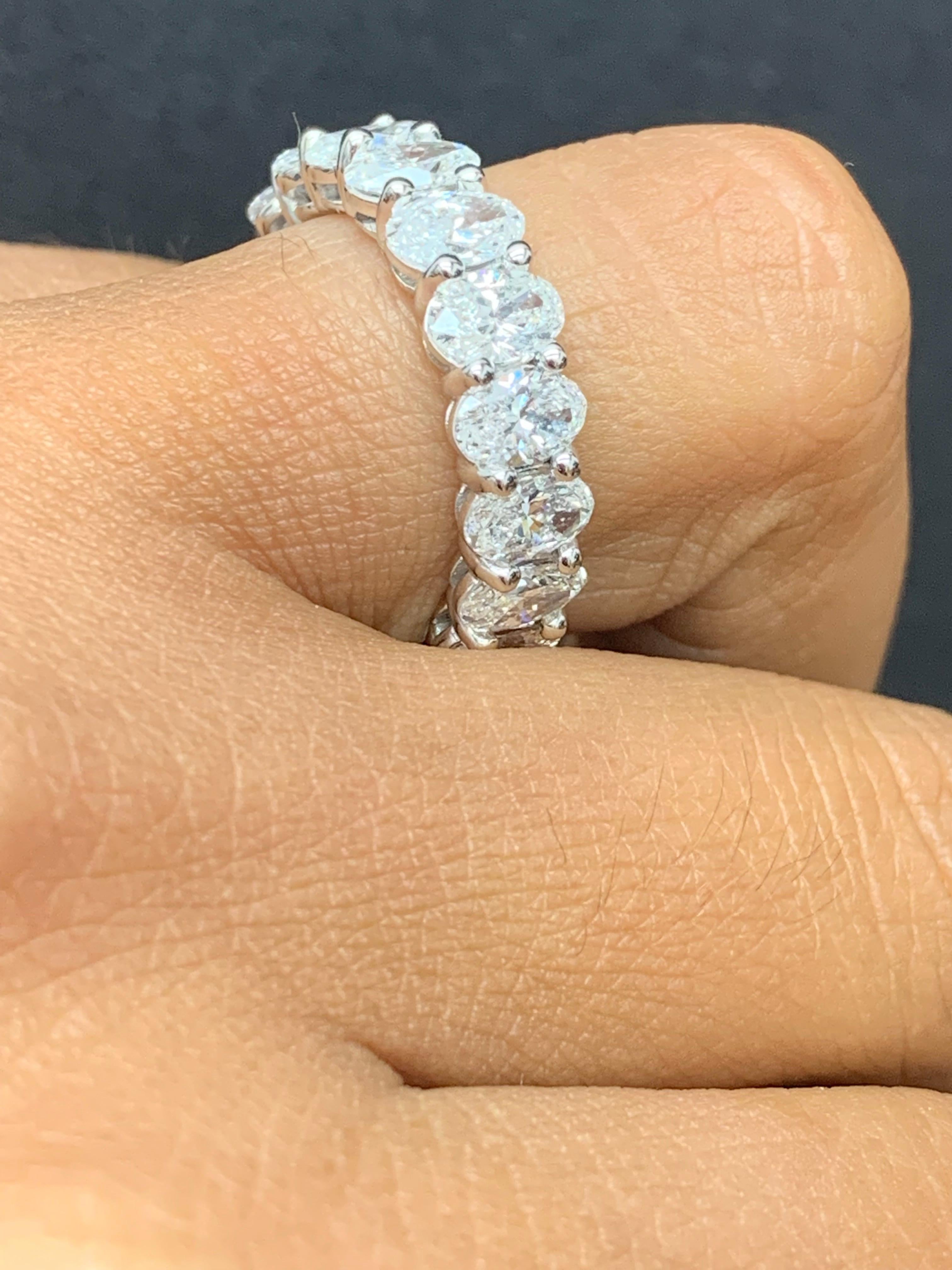 Alliance d'éternité en or blanc 14 carats avec diamants taille ovale de 5,33 carats en vente 2