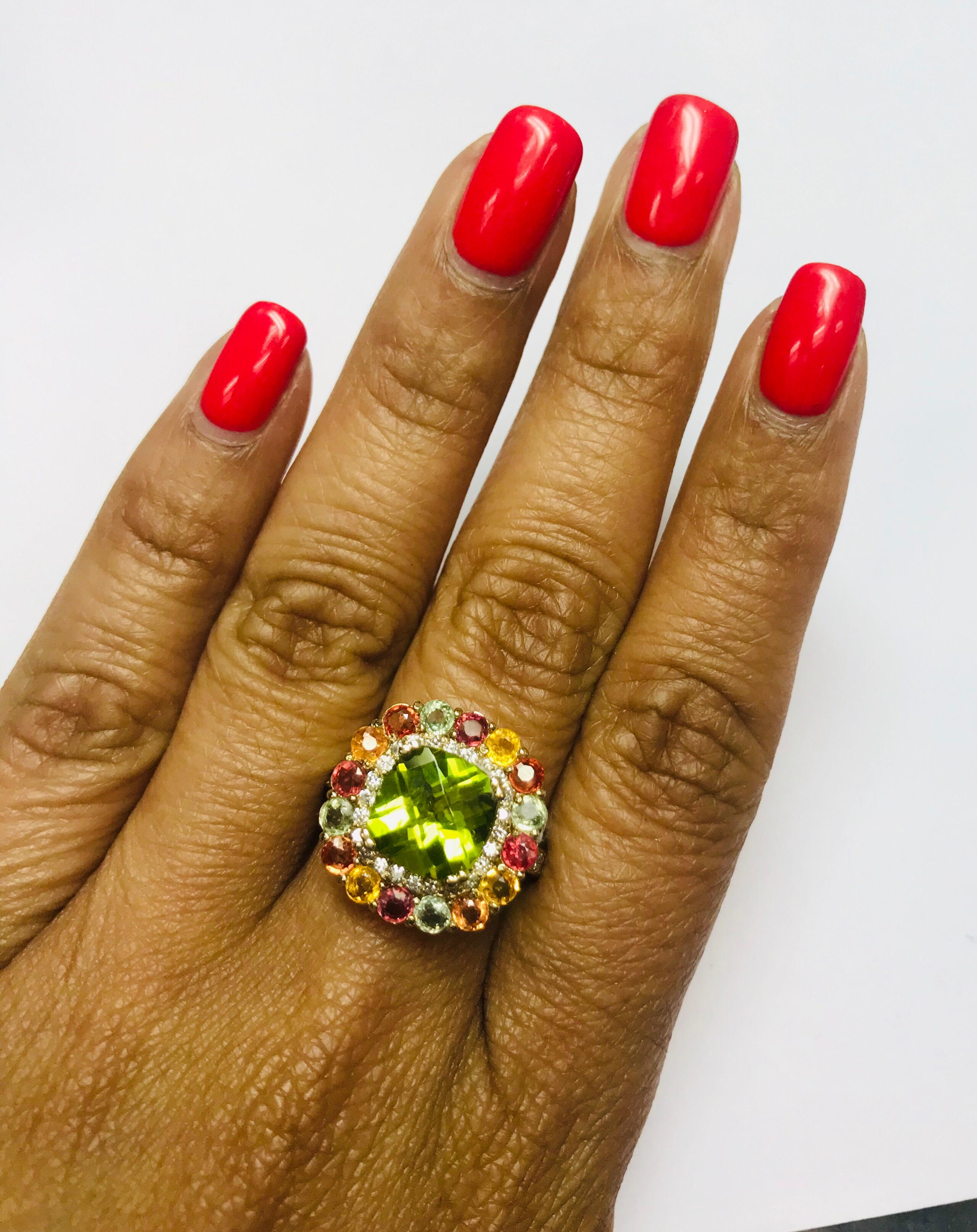 5.33 Carat Peridot Sapphire and Diamond 14 Karat Yellow Gold Ring In New Condition In Los Angeles, CA