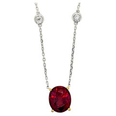 Collar de oro blanco y amarillo con rubí de 5,33 quilates y diamantes redondos