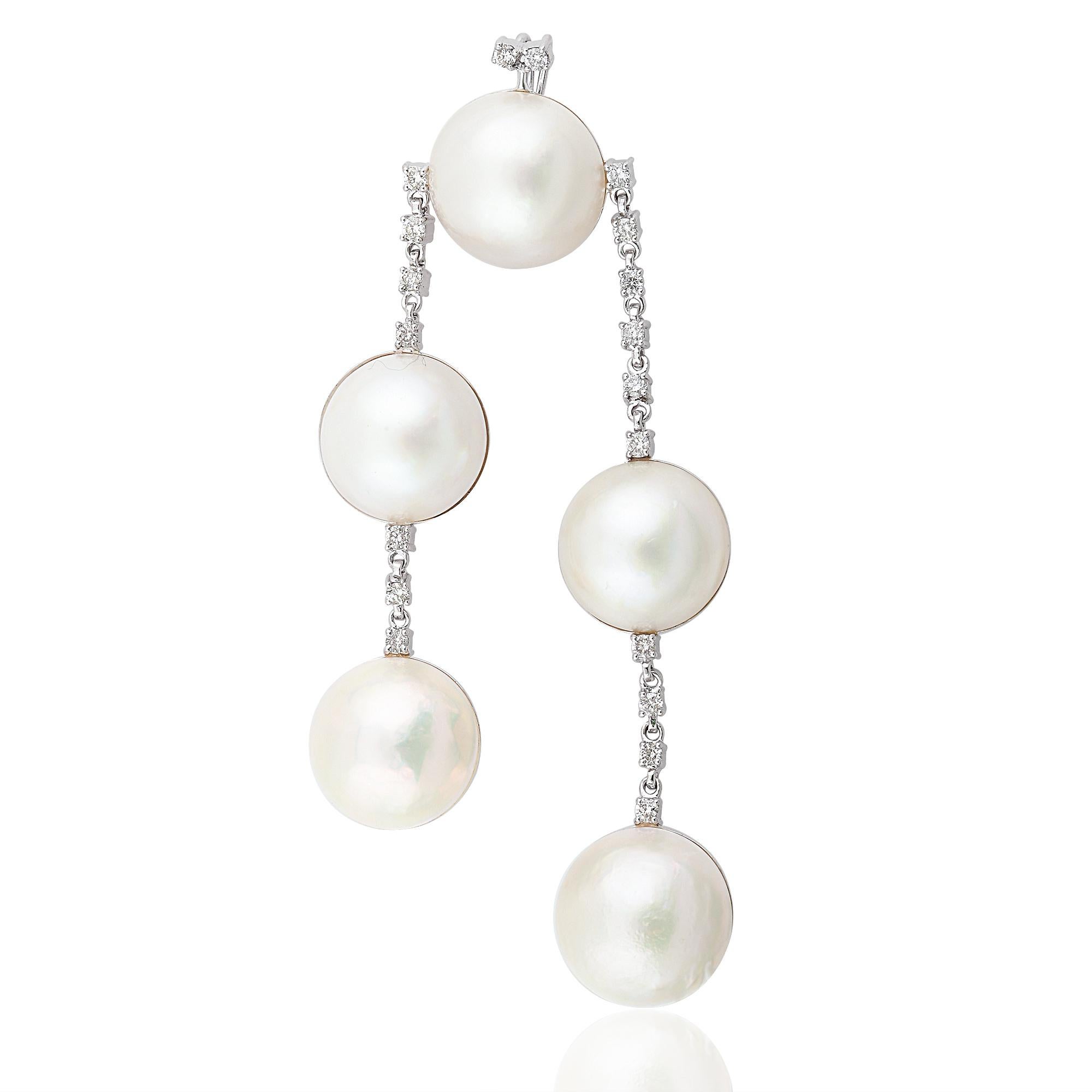 Round Cut 53.35 Carat Mother of Pearl Dangle Pendant 18 Karat White Gold 0.9 Carat Diamond For Sale