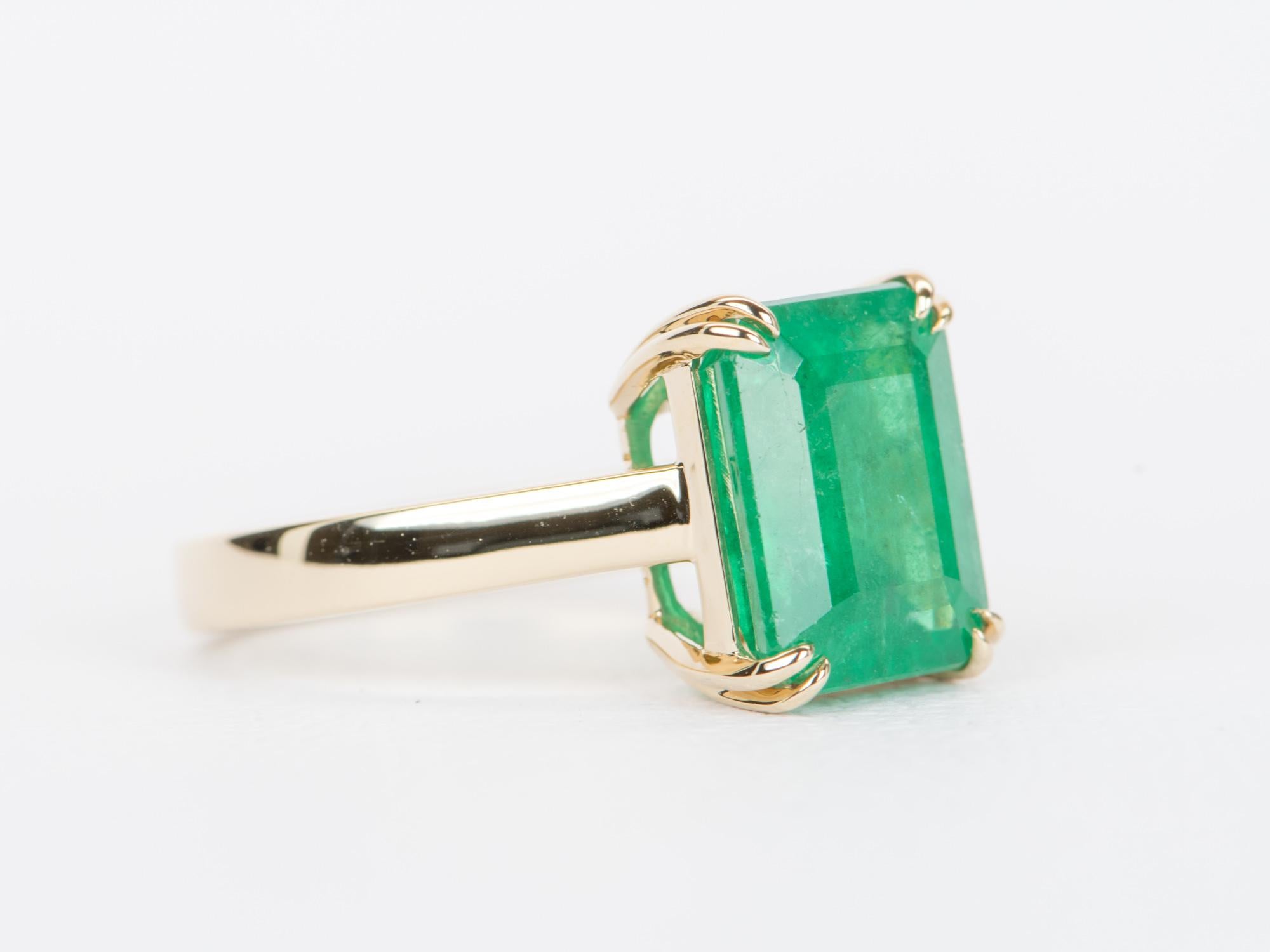 Statement-Ring aus 14K Gelbgold mit 5,33 Karat Smaragd R6348 (Smaragdschliff) im Angebot