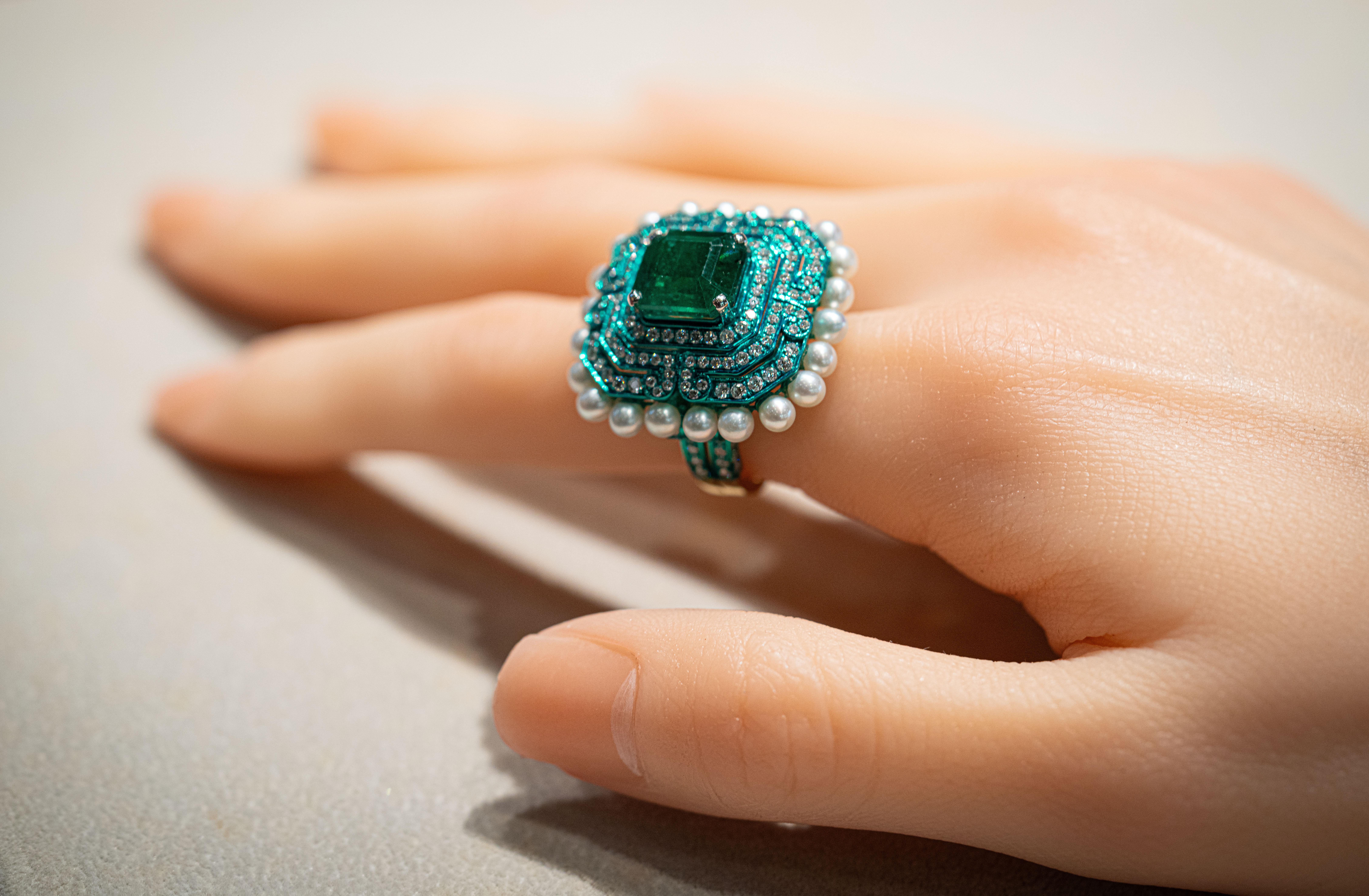 5.34 Carat Emerald & White Pearl & Diamond Ring, 18K Gold, Austy Lee In New Condition For Sale In Hong Kong, HK