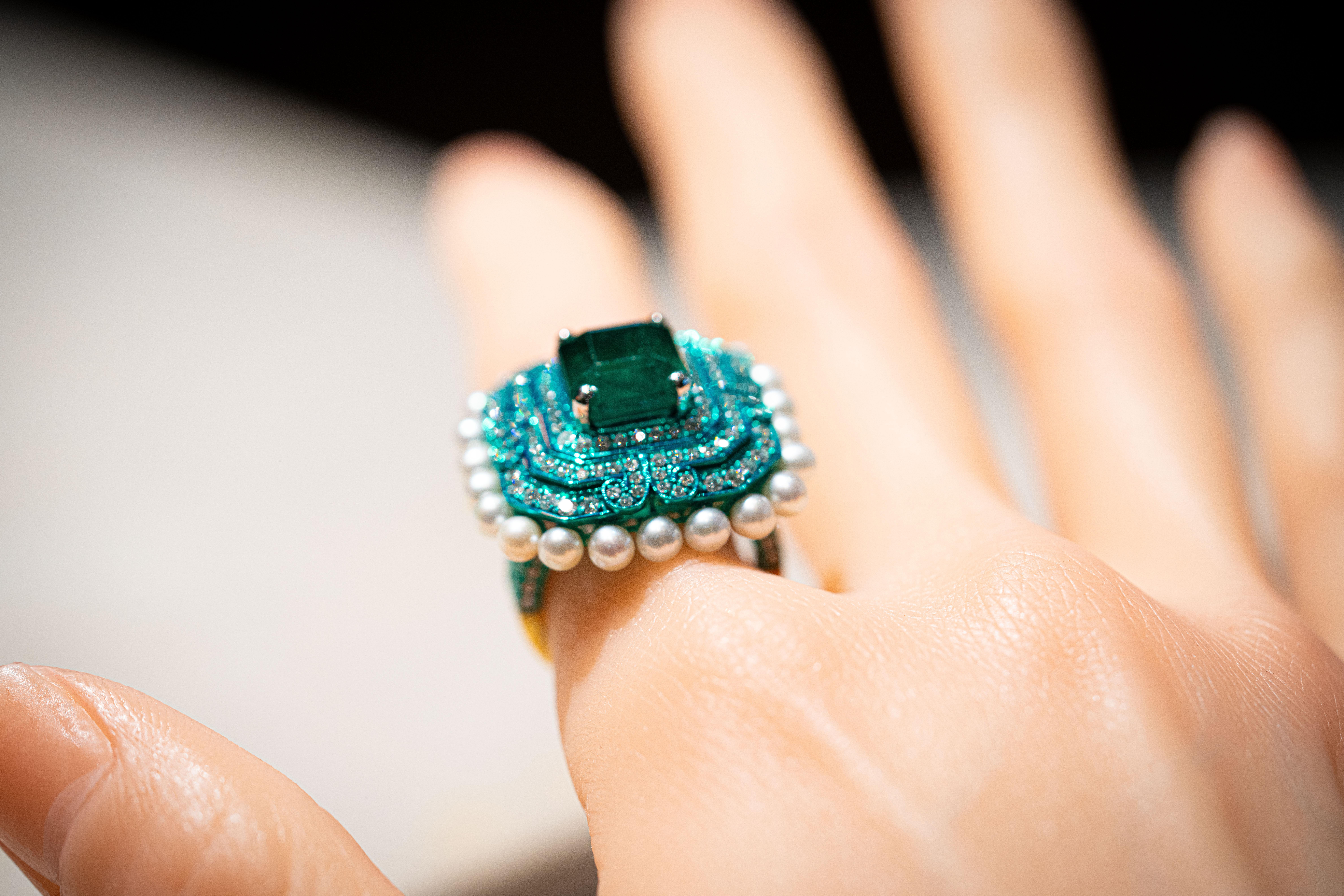 Women's or Men's 5.34 Carat Emerald & White Pearl & Diamond Ring, 18K Gold, Austy Lee For Sale