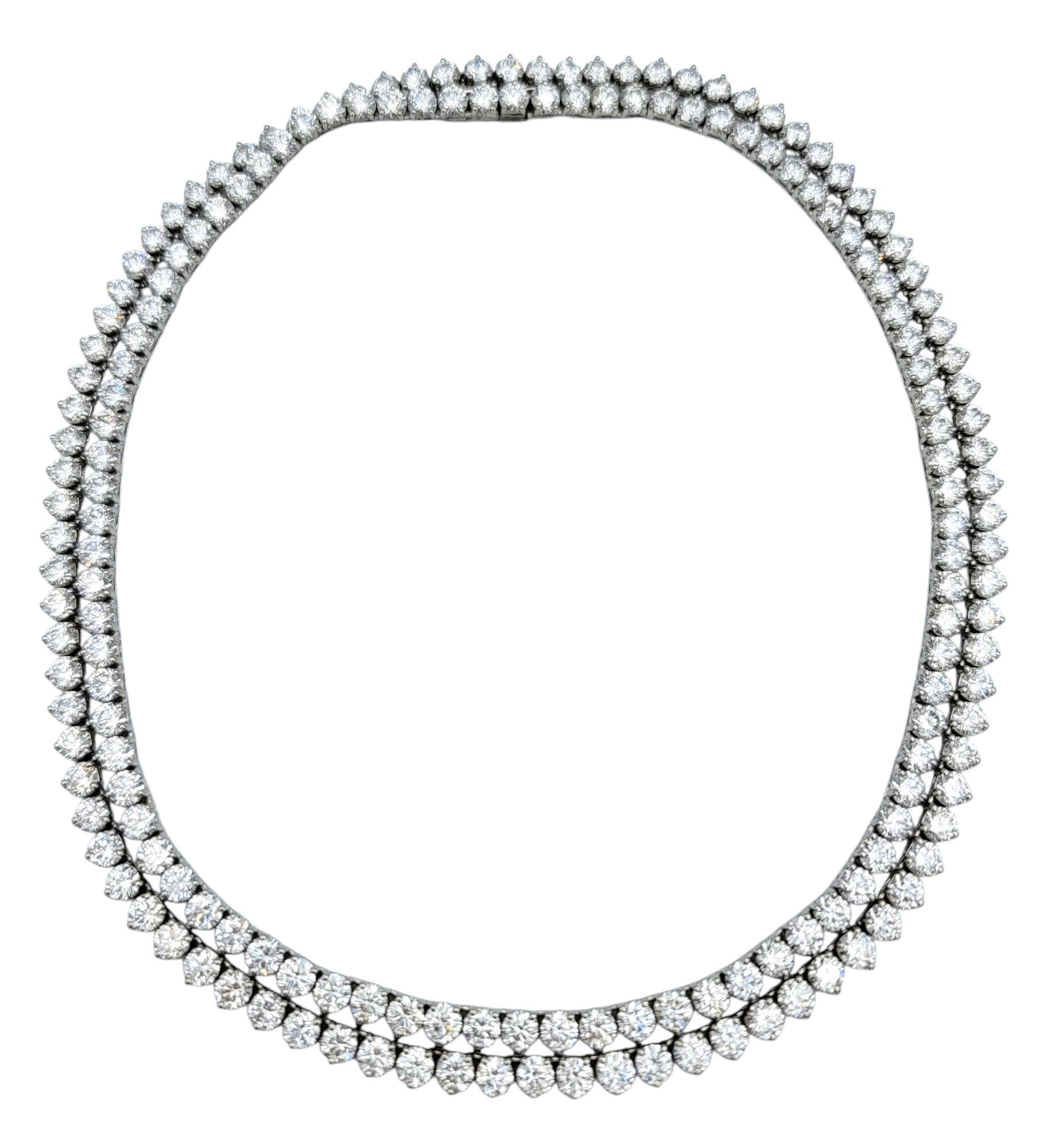 Este exquisito conjunto de collar tenis de platino presenta un increíble total de 53,40 quilates de diamantes redondos brillantes, de un impresionante color E-F y claridad VS1-VS2. El conjunto ofrece dos hileras individuales de deslumbrantes