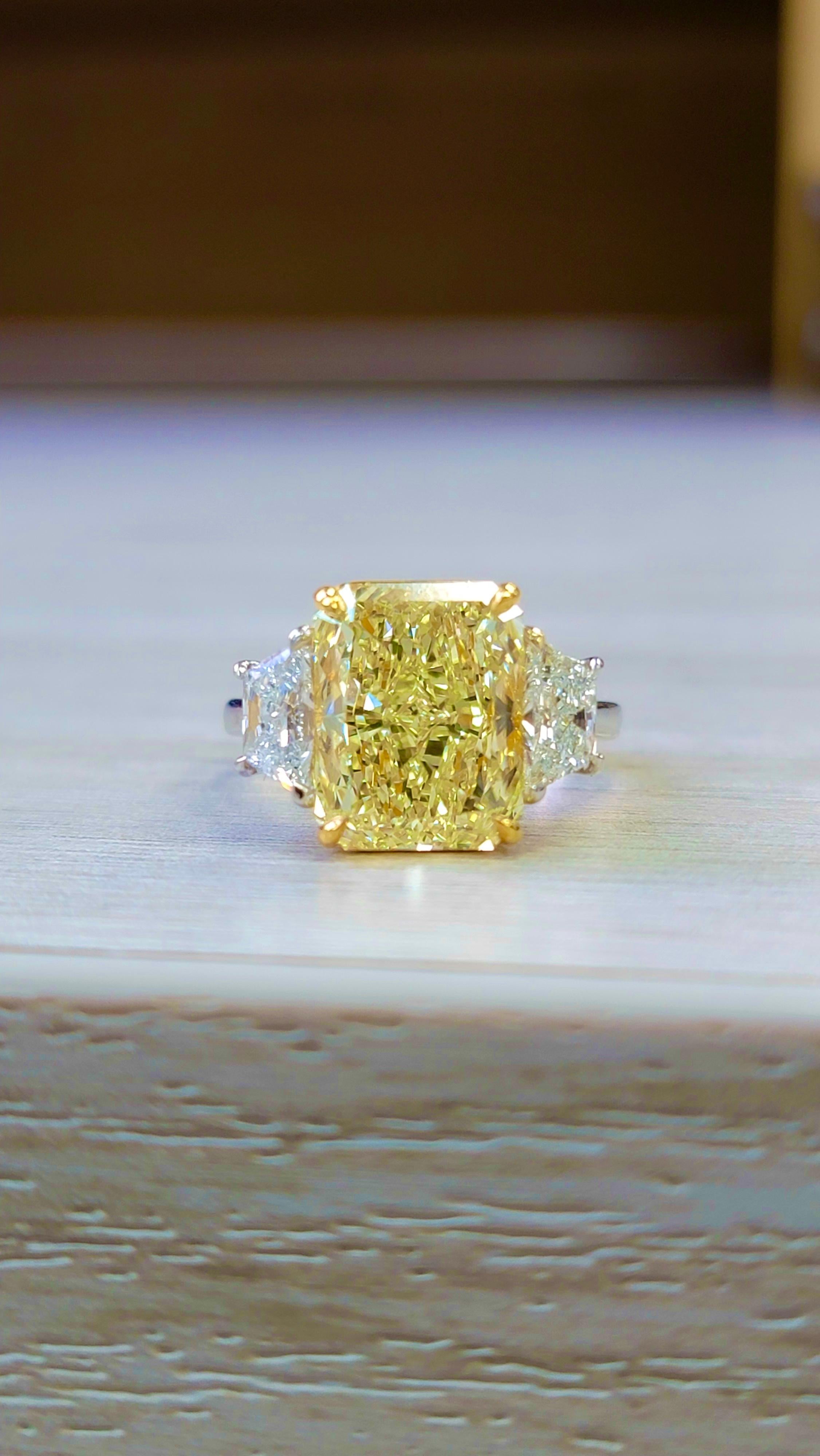 5.34ct Fancy Light Yellow VS2 GIA Ring In New Condition For Sale In New York, NY