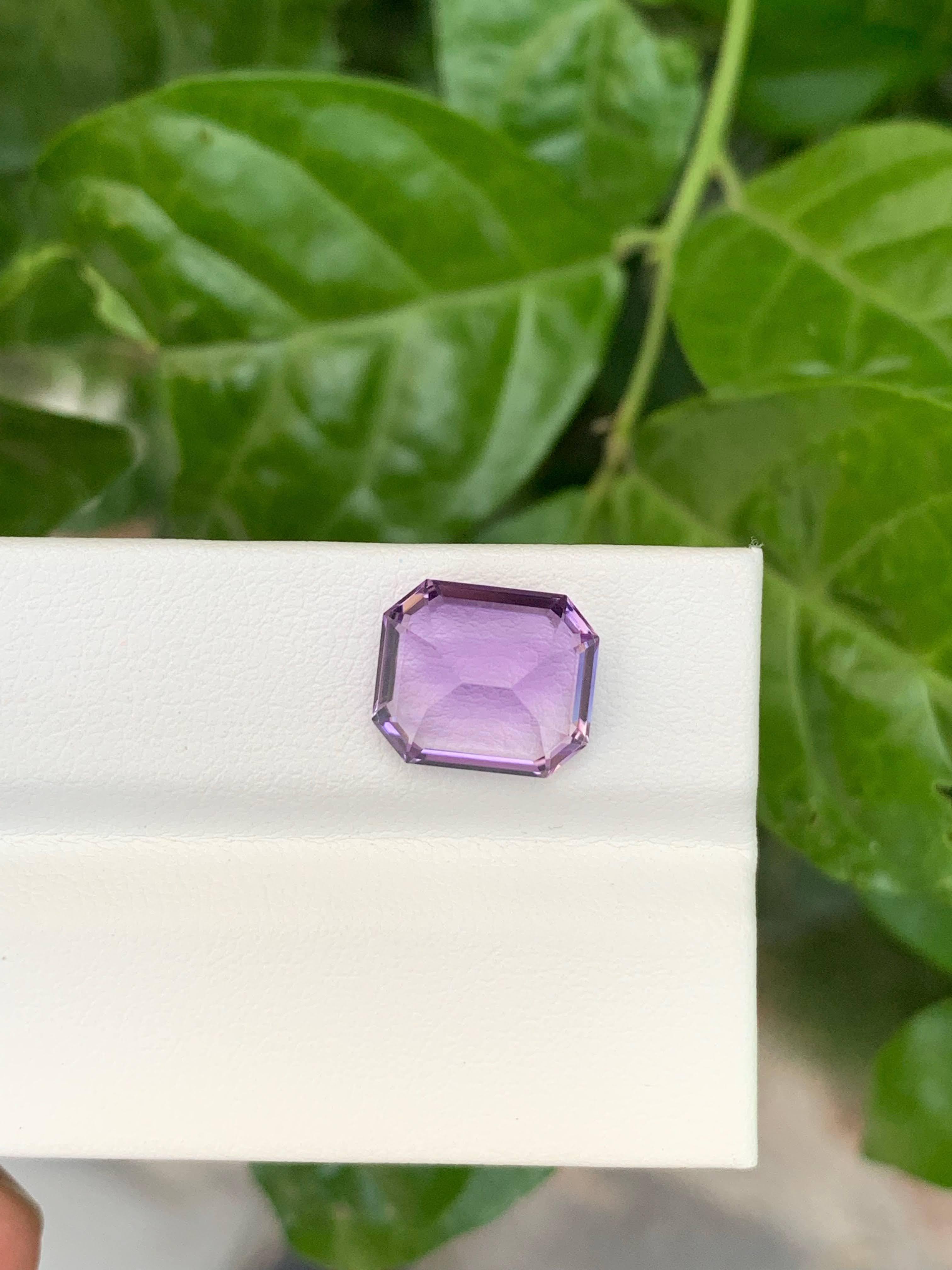 Gewicht 5,35 Karat 
Abmessungen 11,3x10x6,9mm
Behandlung Keine 
Herkunft Brasilien 
Klarheit Loup Clean 
Form Schliff Smaragd 





Dieser 5,35 Karat schwere lila Amethyst ist ein auffälliger Edelstein, der aus den berühmten Minen Brasiliens stammt,