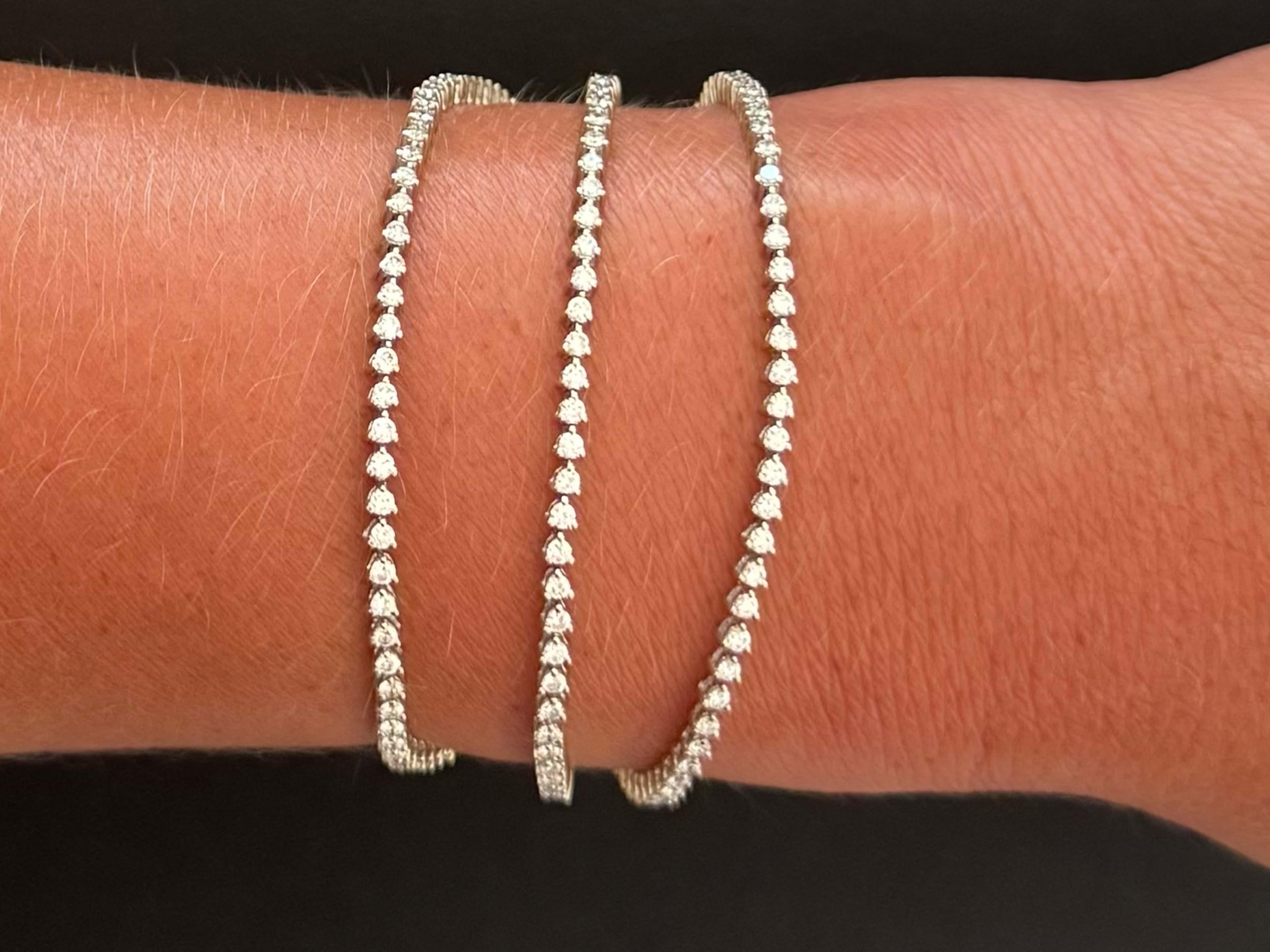 5.35 Carat Triple Row Diamond Tennis Bracelet 18K White Gold (Moderne) im Angebot