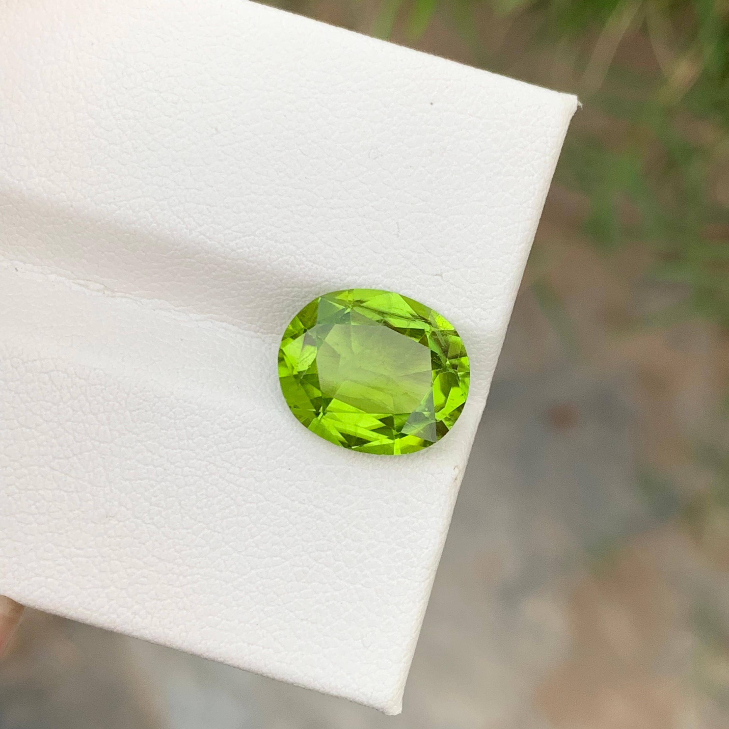 5.35 Carats Natural Apple Green Loose Peridot Gem From Suppart Valley Mine In New Condition For Sale In Peshawar, PK