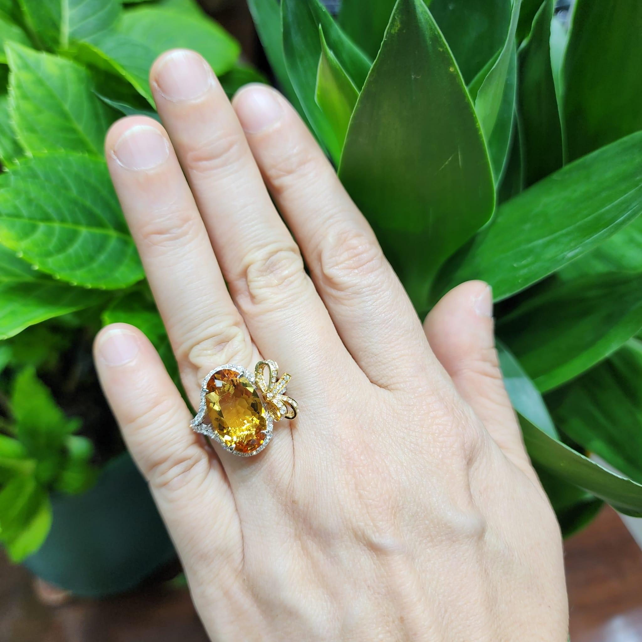 5.35Ct Citrine Diamond Ring in 18 Karat White and Yellow Gold in vendita 2