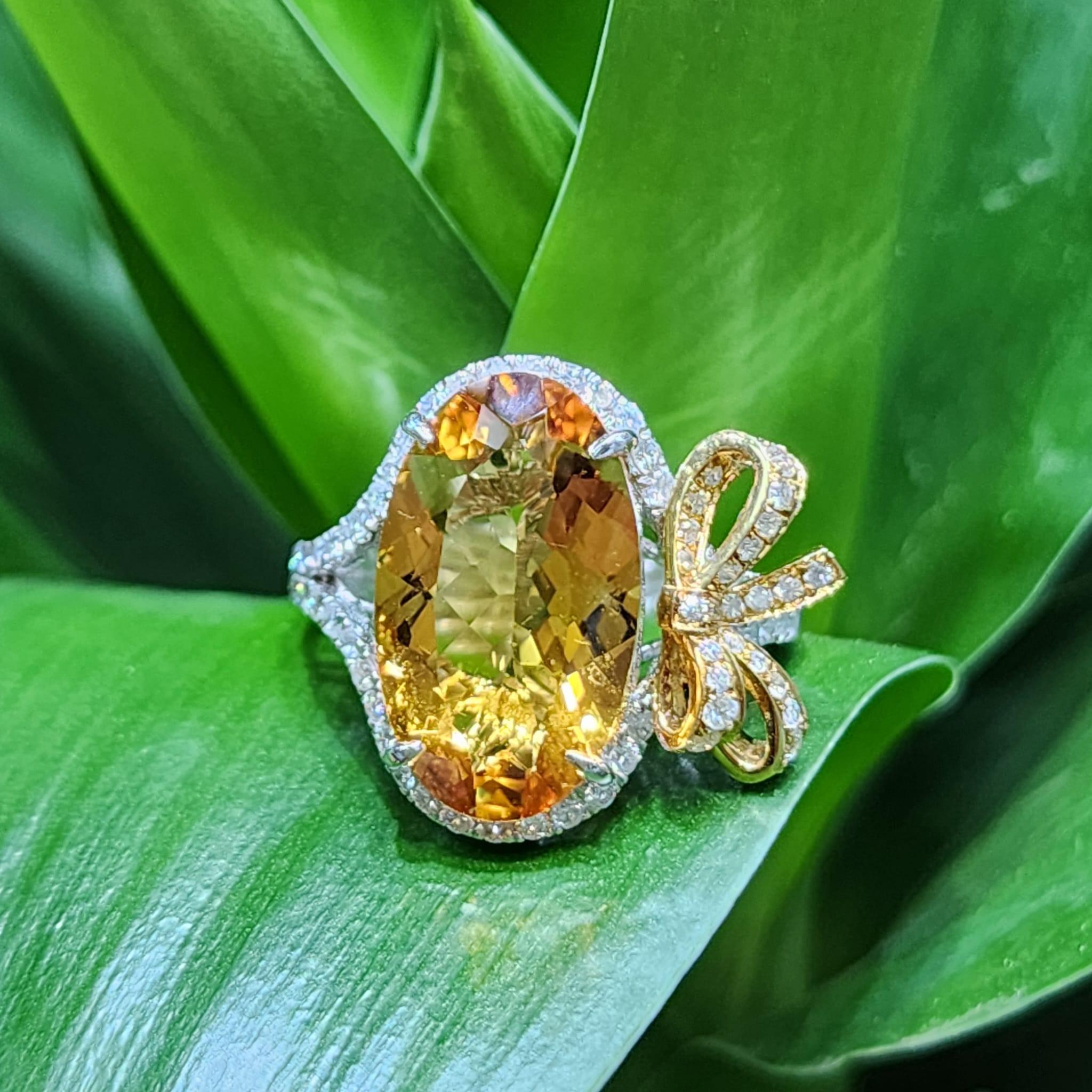 5.35Ct Citrine Diamond Ring in 18 Karat White and Yellow Gold in vendita 3