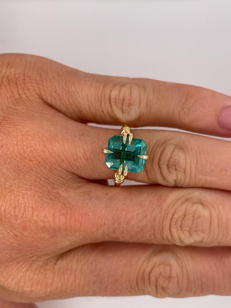 5.35ct Emerald Solitaire style Forget Me Knot ring in 18ct yellow gold  For Sale 9
