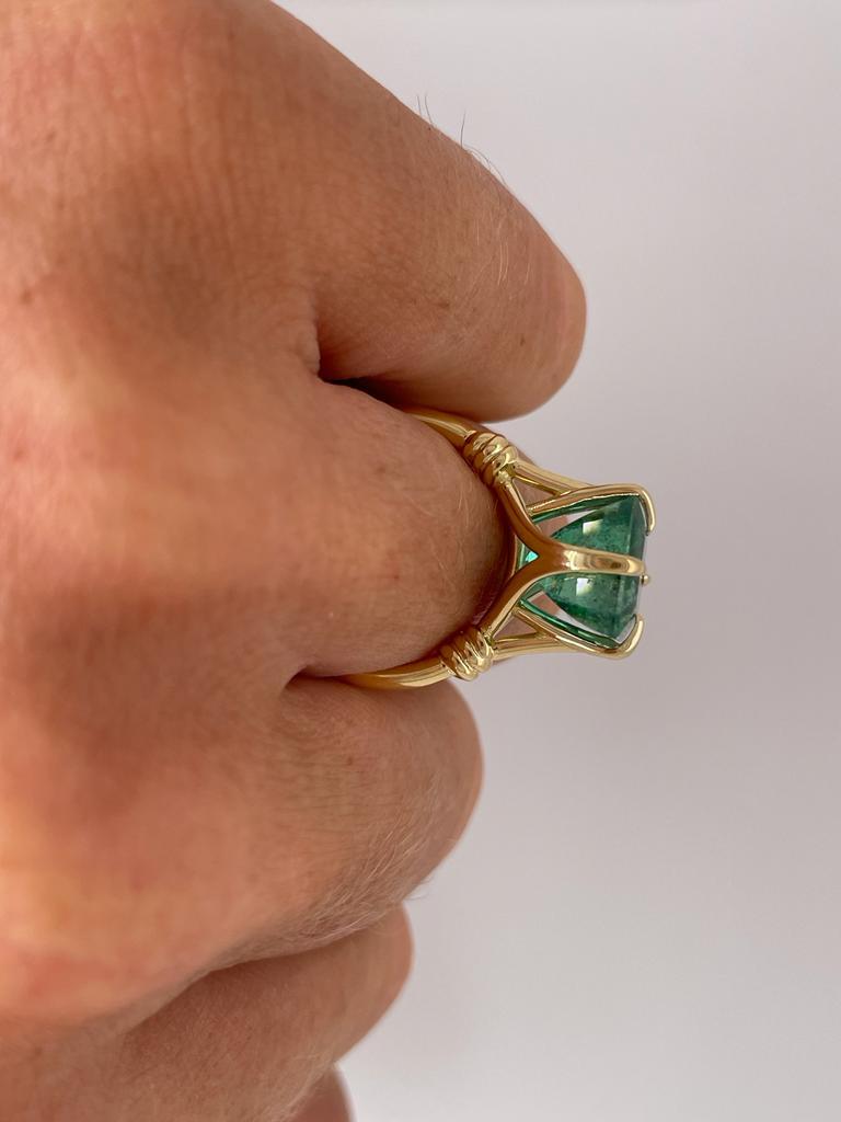 5.35ct Emerald Solitaire style Forget Me Knot ring in 18ct yellow gold  For Sale 10