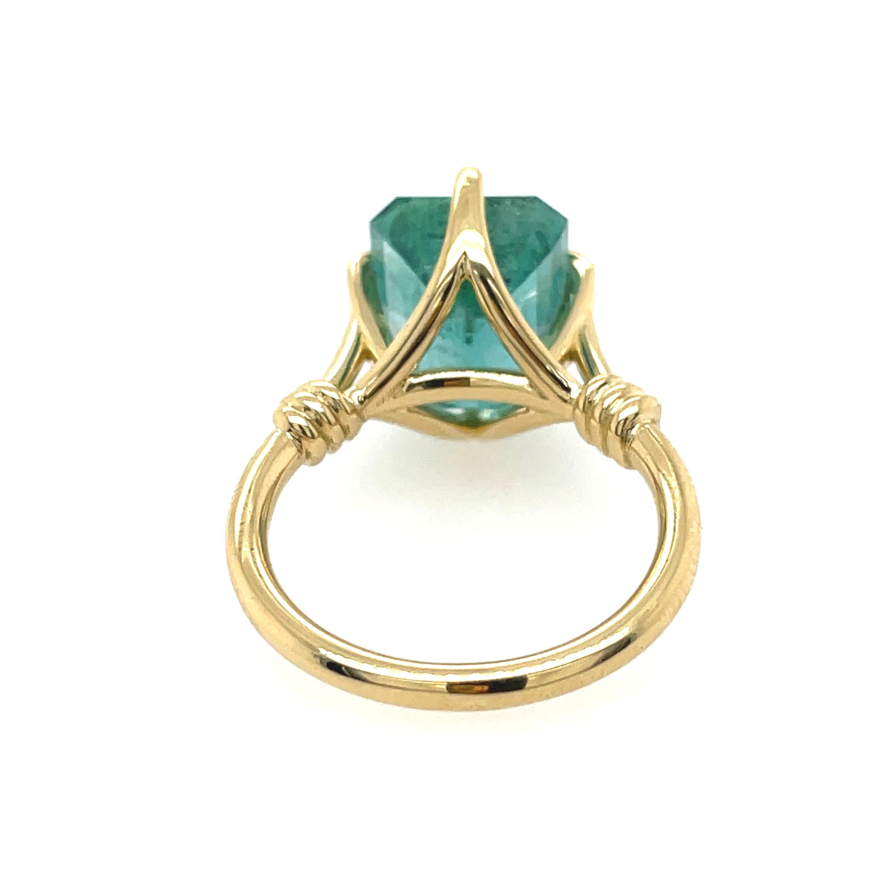 5.35ct Emerald Solitaire style Forget Me Knot ring in 18ct yellow gold  In New Condition For Sale In Brisbane, AU