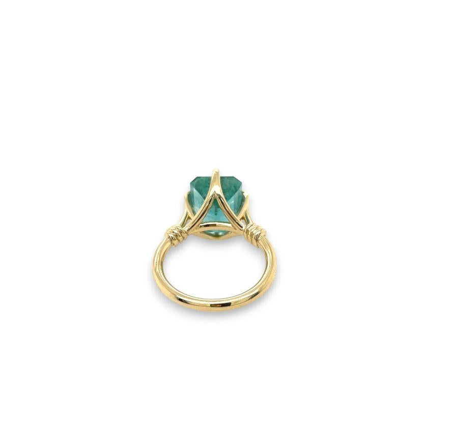 Bague Forget Me Knot en or jaune 18ct avec solitaire en émeraude de 5,35ct en vente 4