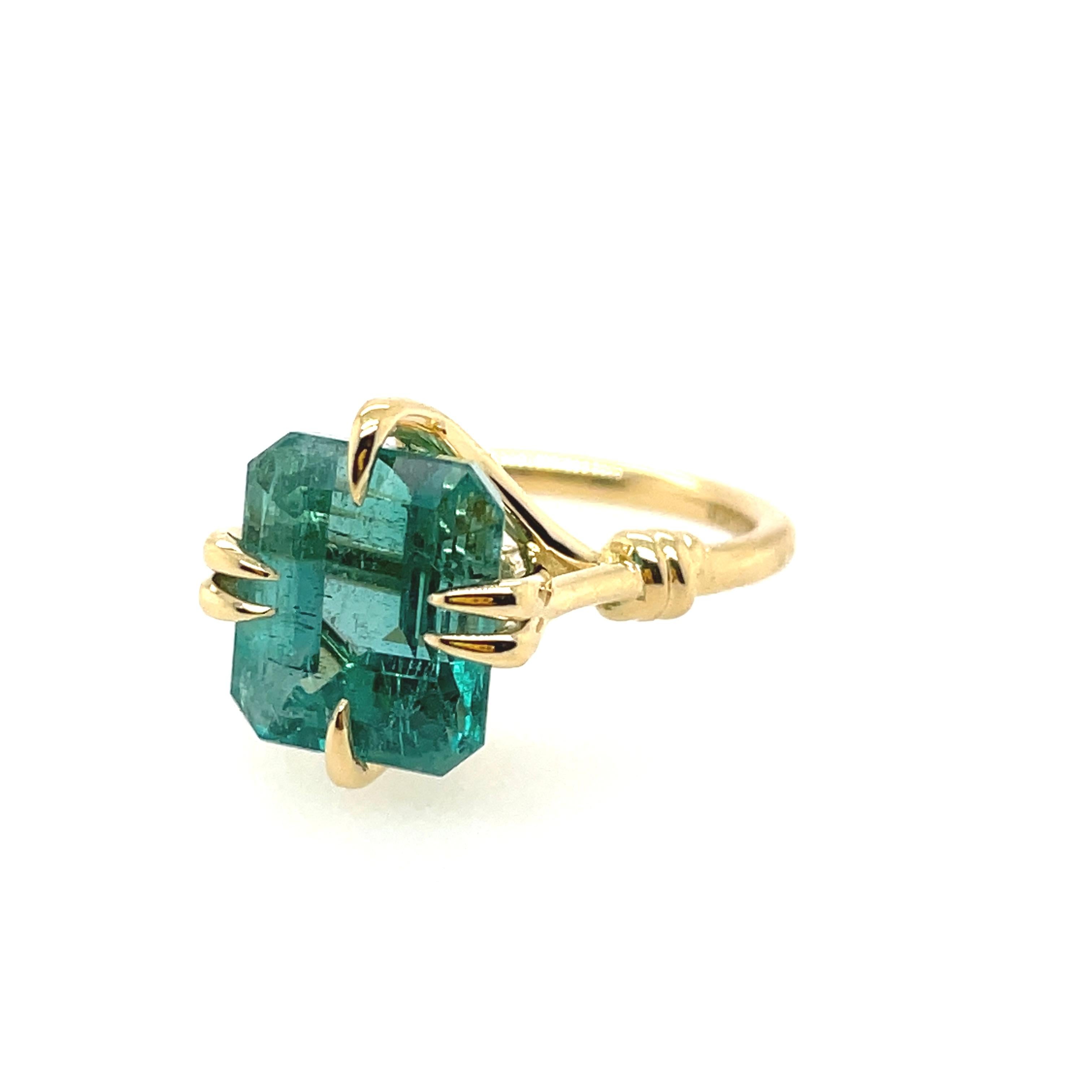 5.35ct Emerald Solitaire style Forget Me Knot ring in 18ct yellow gold  For Sale 1