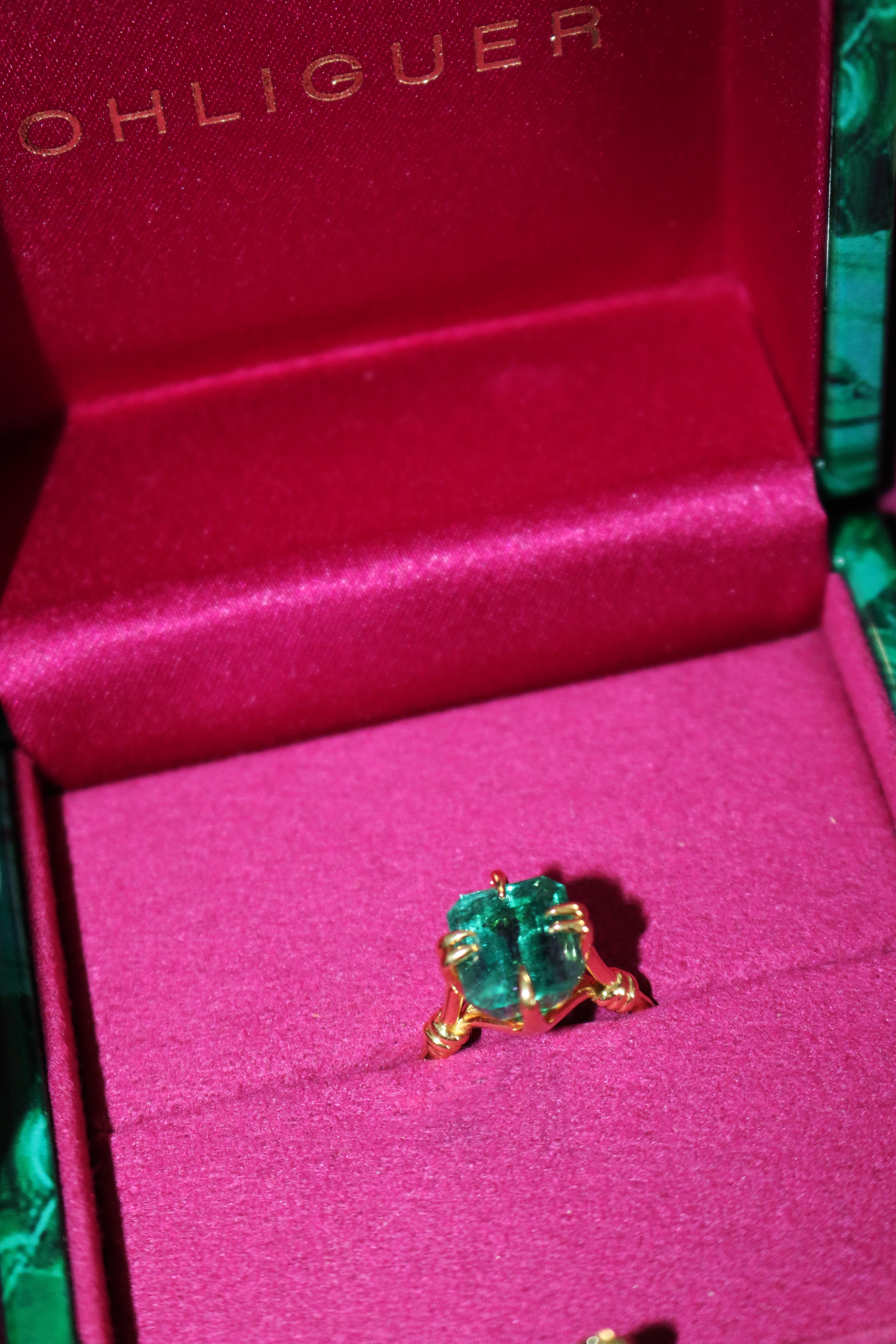 Taille émeraude Bague Forget Me Knot en or jaune 18ct avec solitaire en émeraude de 5,35ct en vente