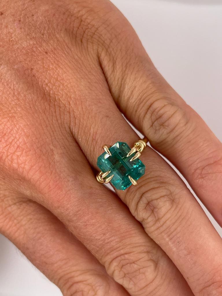 5.35ct Emerald Solitaire style Forget Me Knot ring in 18ct yellow gold  For Sale 2