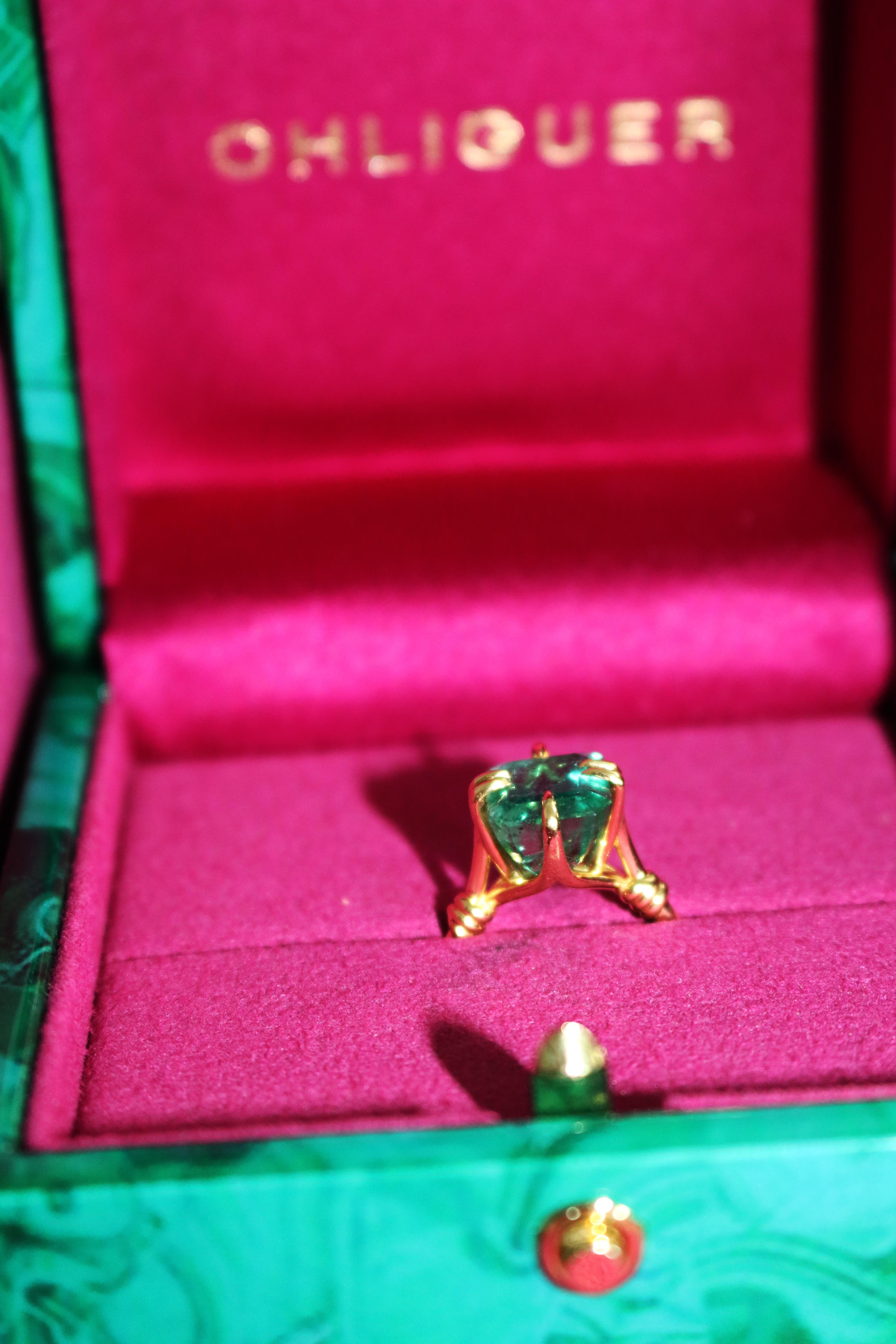 Bague Forget Me Knot en or jaune 18ct avec solitaire en émeraude de 5,35ct Neuf - En vente à Brisbane, AU