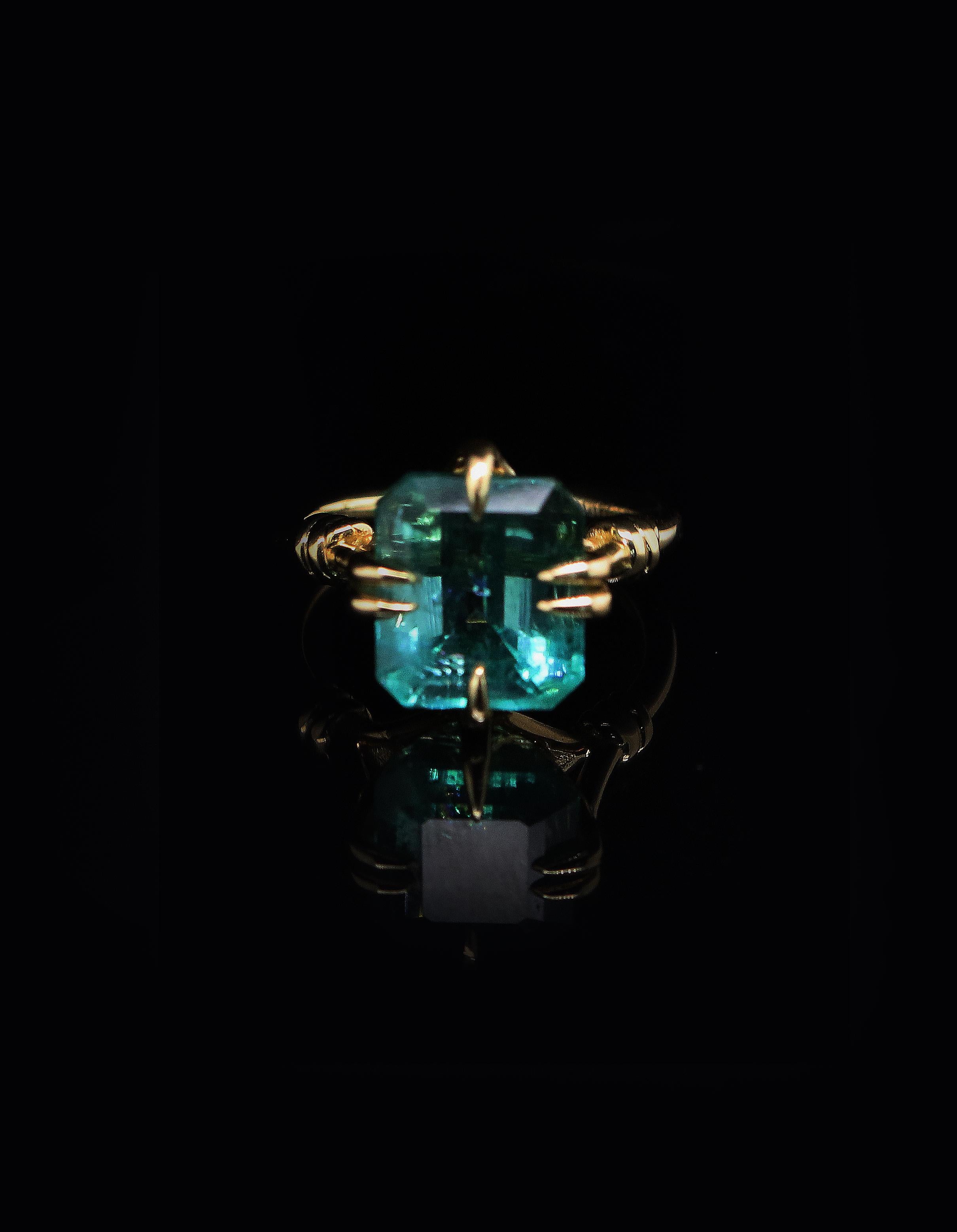 Bague Forget Me Knot en or jaune 18ct avec solitaire en émeraude de 5,35ct Unisexe en vente