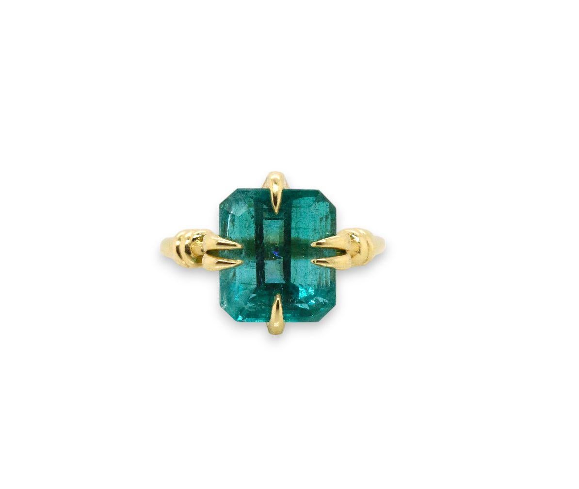 Bague Forget Me Knot en or jaune 18ct avec solitaire en émeraude de 5,35ct en vente 3